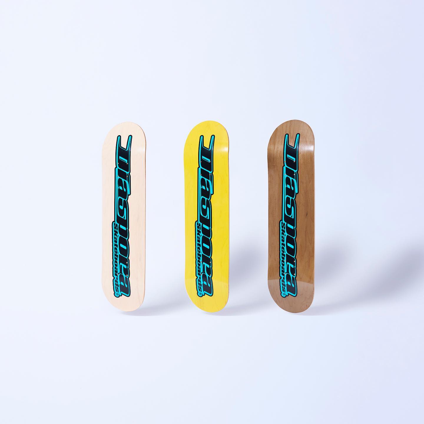 ・﻿【DIASPORA SKATEBOARDS】﻿Diaspora skateboards初となるスケートボードデッキ。フルレングスビデオSYMBIOSISの発表を記念し制作された、GUCCIMAZEによるロゴを全面にプリントしたデザインとなっています。北米産カナディアンメープルを使用し、プレスは木材の耐久性を持たせるためコールドプレスを採用。日本の湿気に対応した接着剤を使用し、強度と耐水性に優れています。yellow:8.0inchbrown:8.25inch※yellowとbrownのみの入荷となっております。