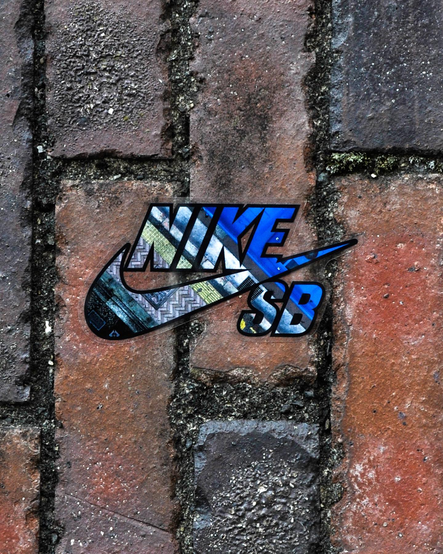 Instant  Nike SB – Dunk Low Pro ご当選者の中から更にランダムに画像のステッカーを1枚プレゼント。ご購入のボックスに入っていればラッキーです🚎﻿＊ステッカーのみの販売、配布は致しません﻿﻿#instantskateshop #i25tant﻿