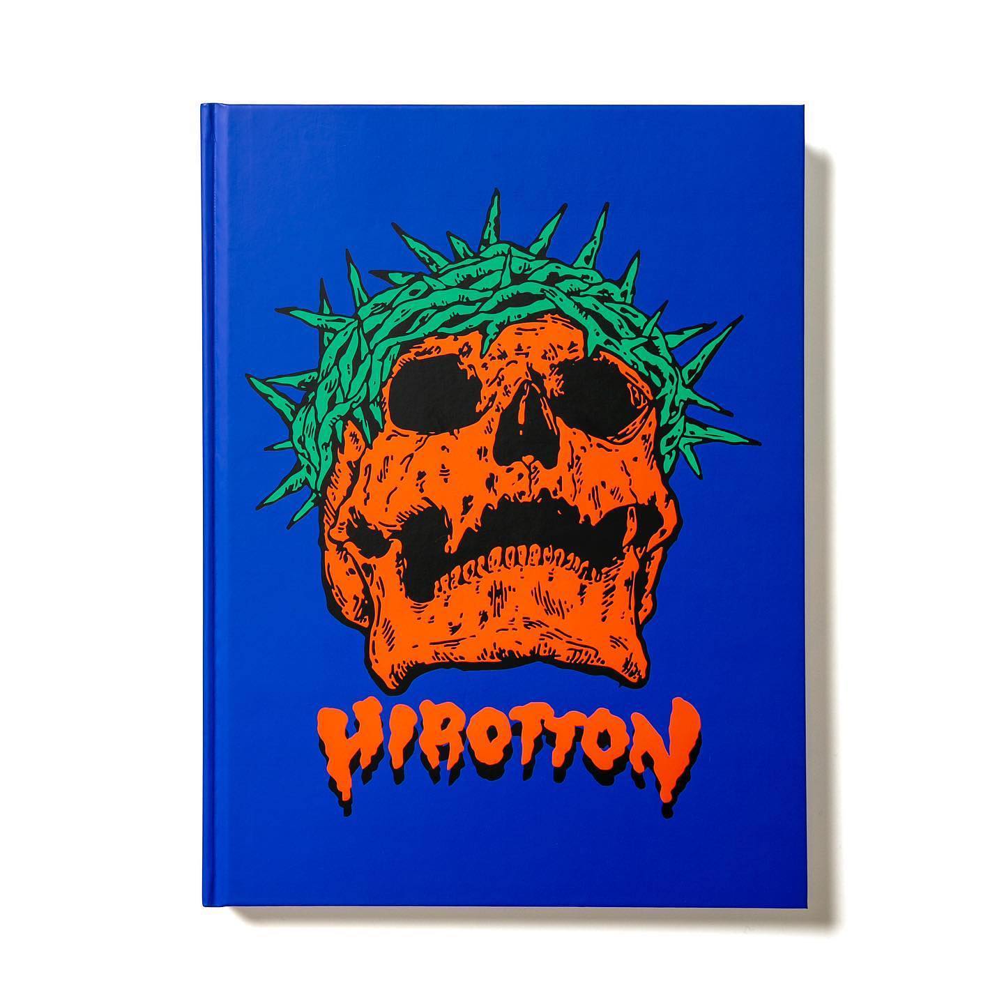 本日発売HIROTTON 1st ART BOOK“PARADOX”パンクシーン、スケートボードカルチャーに強い影響を受け、独自の作風を築きあげたアーティスト「HIROTTON（ヒロットン）」の待望のアートブックをHIDDEN CHAMPIONより発売します。この『PARADOX』は、HIROTTONがアーティストとして活動を始めた2011年から現在に至るまでの約10年間の活動を収めたアートブックです。HIROTTONはロンドンに渡りアーティスト活動をはじめ、現地で初個展を開催。その後帰国してからも精力的に活動し、自身のアパレルプロジェクトPARADOXの展開や、Heroin Skateboardsをはじめ、TOY MACHINEやFOUNDATION、VANS、PUMAなど数多くのブランドにアートワークの提供を行ってきました。このアートブックでは、2022年に描いた新作と、これまでに彼が描いてきた様々な作品を豪華に200点以上も収録し、さらに展示風景やコラボレーションしたプロダクト群に至るまで、多くの写真も掲載しています。独特な世界観で多くのファンを魅了してやまないHIROTTONの貴重なファーストアートブックをぜひご覧ください。“PARADOX”Artworks by HIROTTONForeword: Fos (Heroin Skateboards)Afterword: HirottonArt Director: Hidenori MatsuokaTranslator: Masafumi KajitaniSize: W224 x H300mmPage: 288 pages, Hard CoverISBN978-4-9907395-4-6 C0071 ¥7000E販売価格：7,000円＋消費税