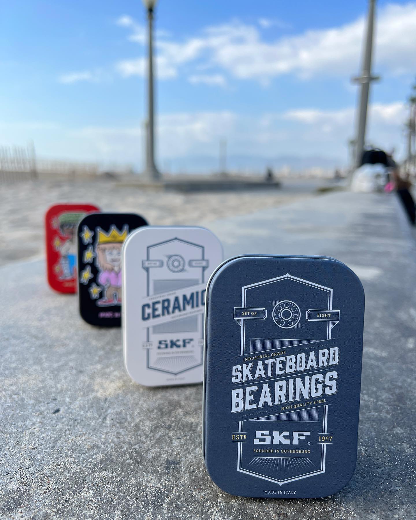 6/17 AM11:00〜@skf_skateboarding スウェーデンを拠点とし、1907年に創業した老舗ベアリングメーカーSKFから、スケートボードベアリングが新たに発売となります。SKF社は産業界において世界最大規模のシェアを誇るカンパニーであり、ベアリング・エンジニアリング事業においては、世界中のさまざまな産業向けに精密に設計された底摩擦ベアリングを製造しています。そのベアリングは、航空機メーカーやフェラーリのF1チーム、さらにはNASAなどにまで採用されるほどの高品質を誇っています。スケートボード向けの製品は全てイタリアで生産されており、そのハイグレードなベアリングには、多くの一流スケーターが賛同しています。Louie LopezOskar RozenbergIshod WairKader SyllaTiago LemosAlexis SabloneBeatrice Domond#skfbearings #instantskateshop
