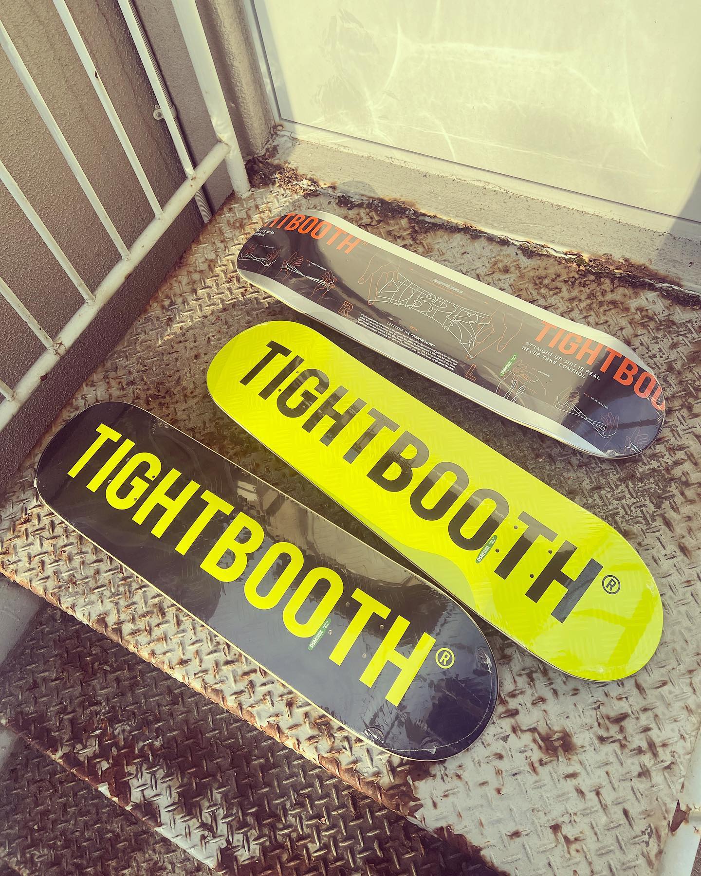New @tightbooth Boards.Tight Boothから新作が入荷。ロゴデッキにはストリートスケーターと縁のある鉄板柄のエンボスが施されています。#tightbooth #instantskateshop
