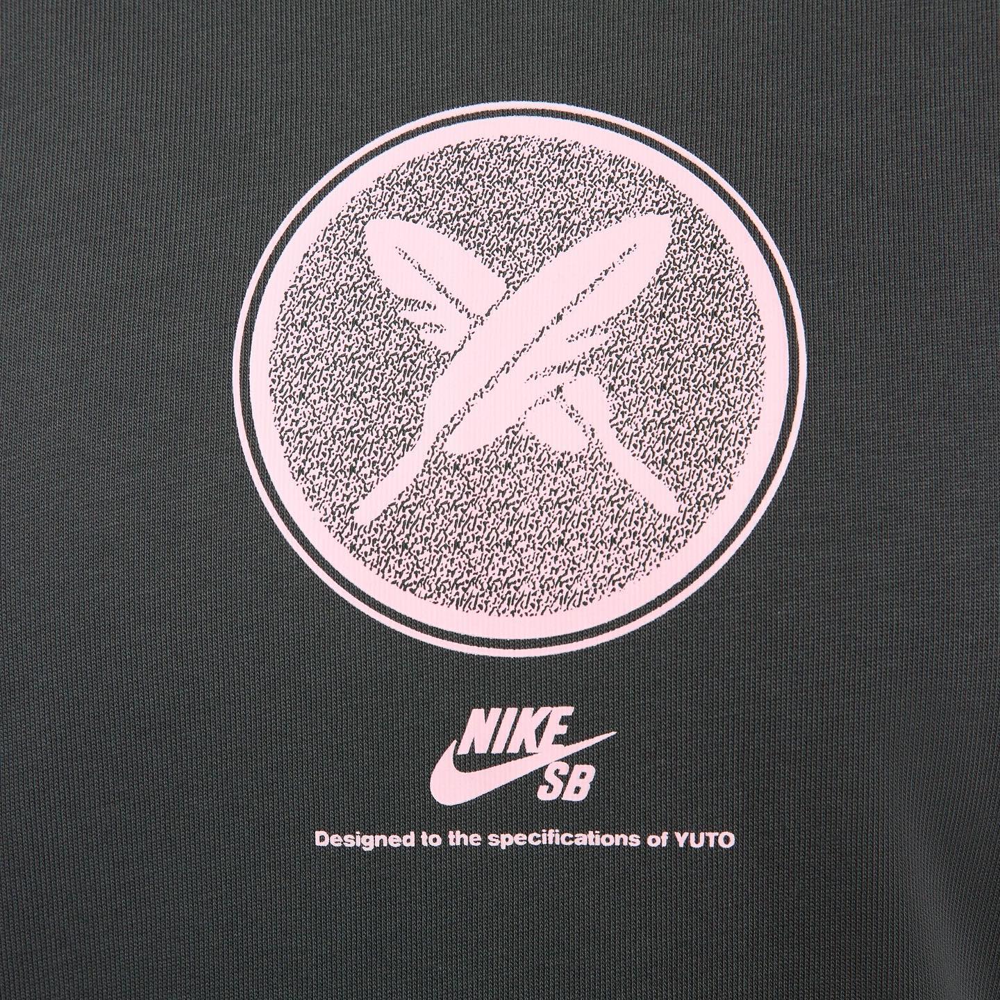 8月25日(金)発売 Yuto Horigome x Nike SB Collection 東京の江東区で生まれ育ち単身アメリカへ渡り、数々の快挙を遂げ続けている堀米雄斗の記念すべきNike SBとのコラボレーションが遂に実現。堀米家の家紋をモチーフにしたロゴや、彼のスケートボードの原点でもあるローカルスポット(SSP)をイメージしたコレクションからは、自身のルーツでもある家族や地元に対するリスペクトを感じることができます。8月25日は、スケーターのみならず多くの人に感動と勇気を与えてくれた堀米雄斗をお祝いしましょう。Arigato @yutohorigome販売方法に関してはプロフィールリンク先のブログをご確認下さい。※浦安ストアでの販売はございません。※販売足数、入荷サイズ、発売前のご予約など販売に関する事前お問い合わせはご遠慮下さい。※no overseas shipment.#yutohorigome#堀米雄斗#nikesb@nikesbdojo#instantskateshop