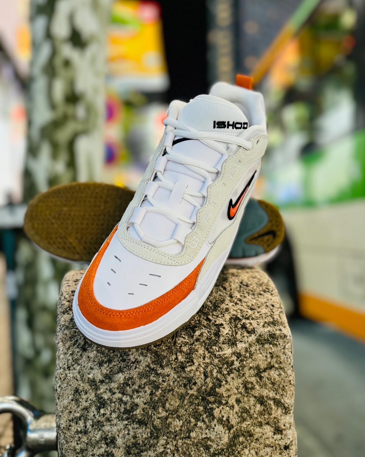 5月1日(水)発売NikeSB / Air Max IshodIshod wairの2弾目となるシグネチャーモデルIshod 2(Air Max Ishod)から春夏にピッタリな柑橘系カラー"White/Orange" の新色がリリース。90年代のアイコニックなバスケットシューズの要素を取り入れて、スケートに最適化し、耐久性を追求した一足。Max Airのテクノロジーが搭載されており、露出したAir部分やサイドメッシュは90'sレトロなハイテクを彷彿とさせます。※instant店舗、Web(5/1 AM9:00〜)にて発売いたします。#nikesb#ishodwair@nikesbdojo#ishod2#airmaxishod#Instantskateshop#instantskateboards