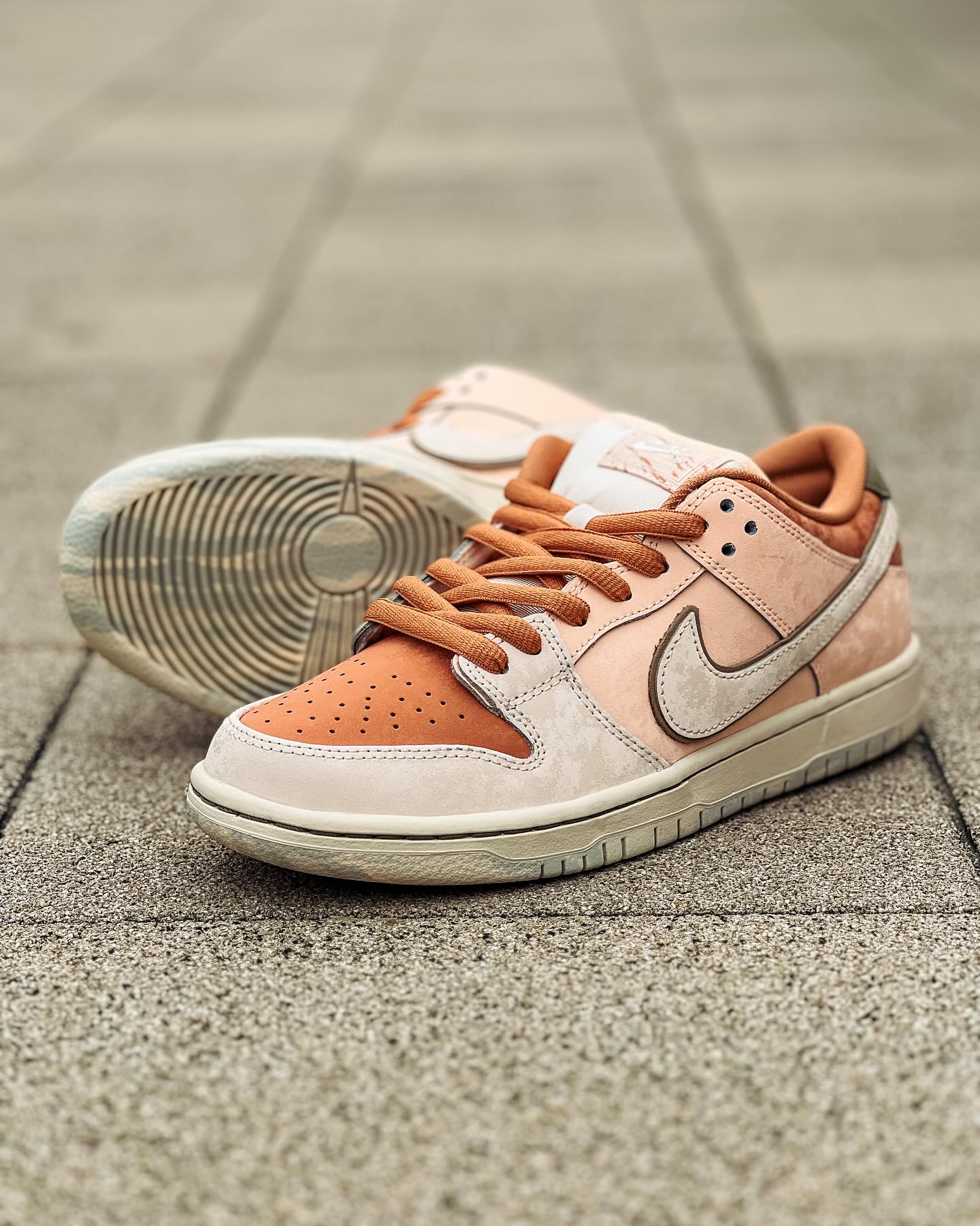 7月10日(水)発売Nike SB Dunk Low Pro PRM“Trocadero Gardens”パリにそびえるエッフェル塔のふもとに広がるトロカデロ庭園をオマージュしたDunkが登場。エッフェル塔やトロカデロ庭園のピンクの歩道、コンクリート、大理石、緑地などに着想したカラー要素が盛り込まれ、パリの象徴的な景色がDunkに落とし込まれています。この夏に盛り上がりを見せるパリを祝したデザインとなっております。販売方法に関してはプロフィールリンク先のブログをご確認下さい。※浦安ストアでの販売はございません。※販売足数、入荷サイズ、発売前のご予約など販売に関する事前お問い合わせはご遠慮下さい。※no overseas shipment.@nikesb@nikesbdojo#paris#TrocaderoGardens#nikesb#instantskateshop#instantskateboards