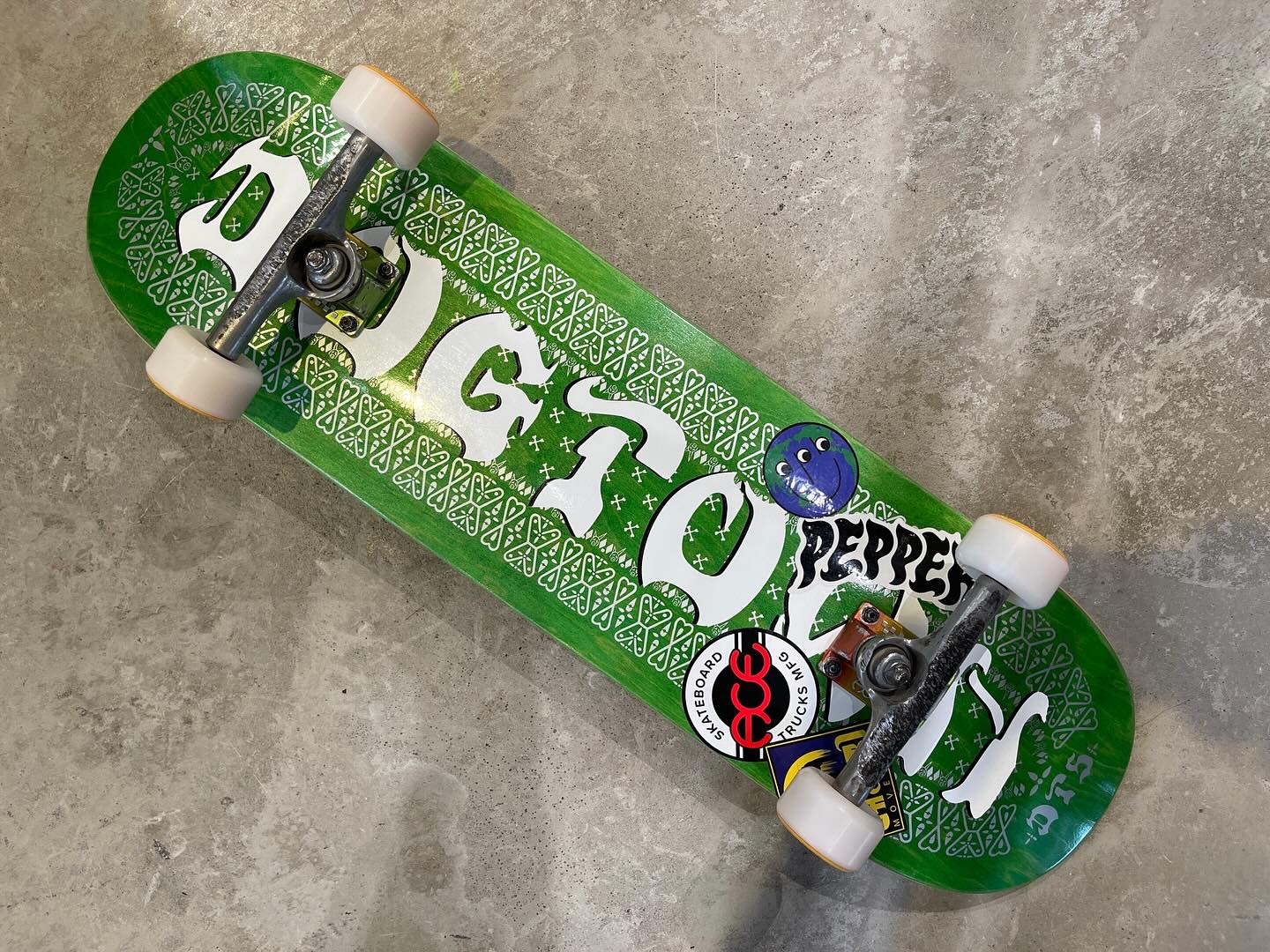 【DOGTOWN PRO Shota Kuboのデッキ拝見！】RIDER/SPECShota KubodeckDECK : Dogtown Bandana Street Deck - 8.75" TRUCK : ACE TRUCK 60 (SAMPLE?)WHEEL : SATORI WHEELS 58mm Ornamental Series Skate Wheels (101a Conical)BEARING : unknownRVCAのイベントで来日していたDOGTOWNのPROライダー【Shota Kubo】のデッキ拝見！Dee『ショータ！インスタントのコンテンツでデッキ拝見ってのがあるんだけど。。』Shota『いいよ！もちろん使ってー！』と快く引き受けてくれたショータのセッティングは、まずはデッキはもちろんDOGTOWNで8.75inchを使用、トランジションもストリートも得意なショータは8.75inchでもテクニカルなスケートも問題無くこなします。Youtubeで彼の名前で検索したらいろんな映像が見れると思いますのでぜひ彼を知ってください！トラックは8.75inchジャストの新規格【ACE TRUCK 60】でした。ベースプレートがレインボーでマジカッコイイ。本人は『サンプルカラーかも』って言ってましたが商品であったらごめんなさいｗウィールもスポンサーされているSATORI WHEELS、サイズはさすがの58mmでした。デモ前にしっかりインスタント渋谷ストアに寄ってくれてセットアップ、やっぱライダーはデモには新品ピンピンで滑ってもらいたい！わかってらっしゃる。ベアリングは何使ってるか聞くの忘れたので、LA在住のスケーターいらしたら聞いておいてくださいねｗ来日の度に会えているような気がするナイスガイショータ、彼の作るアサイーボウルは絶品だそうです。食べたかったー！忙しいところ協力してくれてありがとう！Mahalo!!