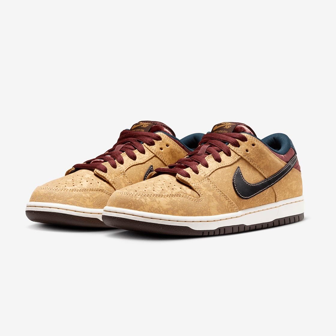 10月18日(金)発売Nike SB Dunk Low Pro “City of Cinema”パリをオマージュしたCity ofシリーズから、歴史あるフランスの映画文化からインスピレーションされた“City of Cinema”が登場。重厚感のあるゴールドのボディに加え、ヒールに施されたベルベット素材が、伝統的な劇場の座席やカーテン、ロープを彷彿とさせるクラシックで贅沢な演出をしています。19世紀から20世紀にかけて未知の娯楽であった映画を芸術に昇華させた歴史あるフランスの映画文化が現代のDunkに落とし込まれたプレミアムな一足。芸術の秋にぜひ手にしたいDunkとなっております。販売方法に関してはプロフィールリンク先のブログをご確認下さい。※浦安ストアでの販売はございません。※販売足数、入荷サイズ、発売前のご予約など販売に関する事前お問い合わせはご遠慮下さい。※no overseas shipment.@nikesb@nikesbdojo#paris#cityofcinema#nikesb#instantskateshop#instantskateboards