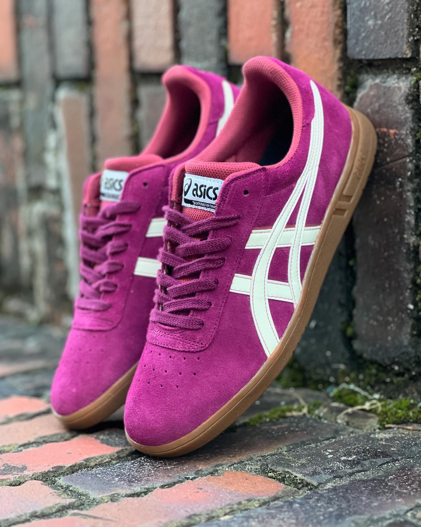 10月18日(金)発売asics skateboarding / GEL-VICKKA PRO1980年代に発売されたトレーニングタイプシューズ、「VICKKA」にインスパイアされたモデル「GEL-VICKKA PRO」の新色が発売！トレーニング時の複雑な動きに対する安定性を高めるために設計された当時のソールを再現したライフスタイルシューズ「GEL-VICKKA TRS」をスケートボード仕様にアップデート。アッパーの前足部は、1ピース構造を採用することで剥がれのリスクを軽減。中敷きはスケートボード競技の動作分析から、内側と外側で異硬度設計にし、パンチングの穴を設けることで内重心を促す仕様になっている。それによりボード上での安定感を高めている。かかと部にはGELテクノロジーを内蔵し、クッション性を備えた優れた履き心地を実現。クラシックなデザインがスケートボードシーンはもちらん、日常の様々なスタイルにも合わせやすい一足となっています。※Webストアにて本日から予約販売がスタート@asics_skateboarding @asics_sportstyle_jp #asics#asicsskateboarding#vickkapro#Instantskateshop#instantskateboards