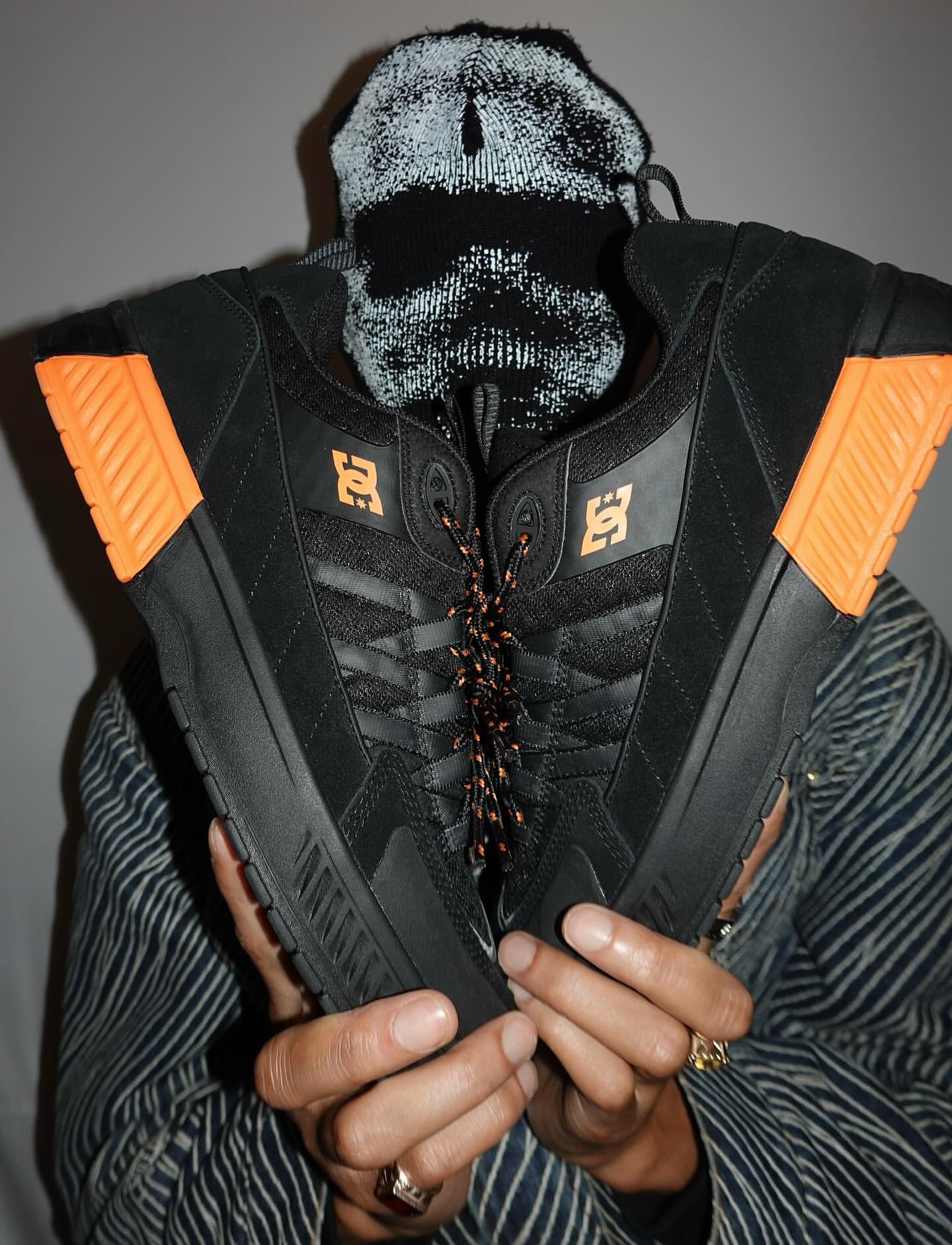 @dc_skateboarding DC Shoe｜Lucien Clarke -THE LUCIEN-2025年の第三弾カラーは、漆黒のレザー/大判メッシュに、ヴィヴィットなネオンオレンジをミックスした絶妙なカラーコンビネーション。スケートボードの大胆なエネルギーと洗練されたスタイルを極限まで研ぎ澄ませたデザインに、プレミアムレザーと通気性に優れた大判メッシュを贅沢に使用したアッパー、衝撃吸収性に優れたTPUフォームのミッドソール、 そして“ハリケーンの目”を象徴するSUPER RUBBER??アウトソールが優れた耐久性とグリップ力を提供。リフレクター素材が落とし込まれたアッパーが暗闇で圧倒的な存在感を放ち、洗練されたアグレッシブなカラーリングが足元からスタイルを格上げする。@dcshoes @dcshoes_japan #dcshoes #dcskateboarding #instantskateshop #instantskateboards
