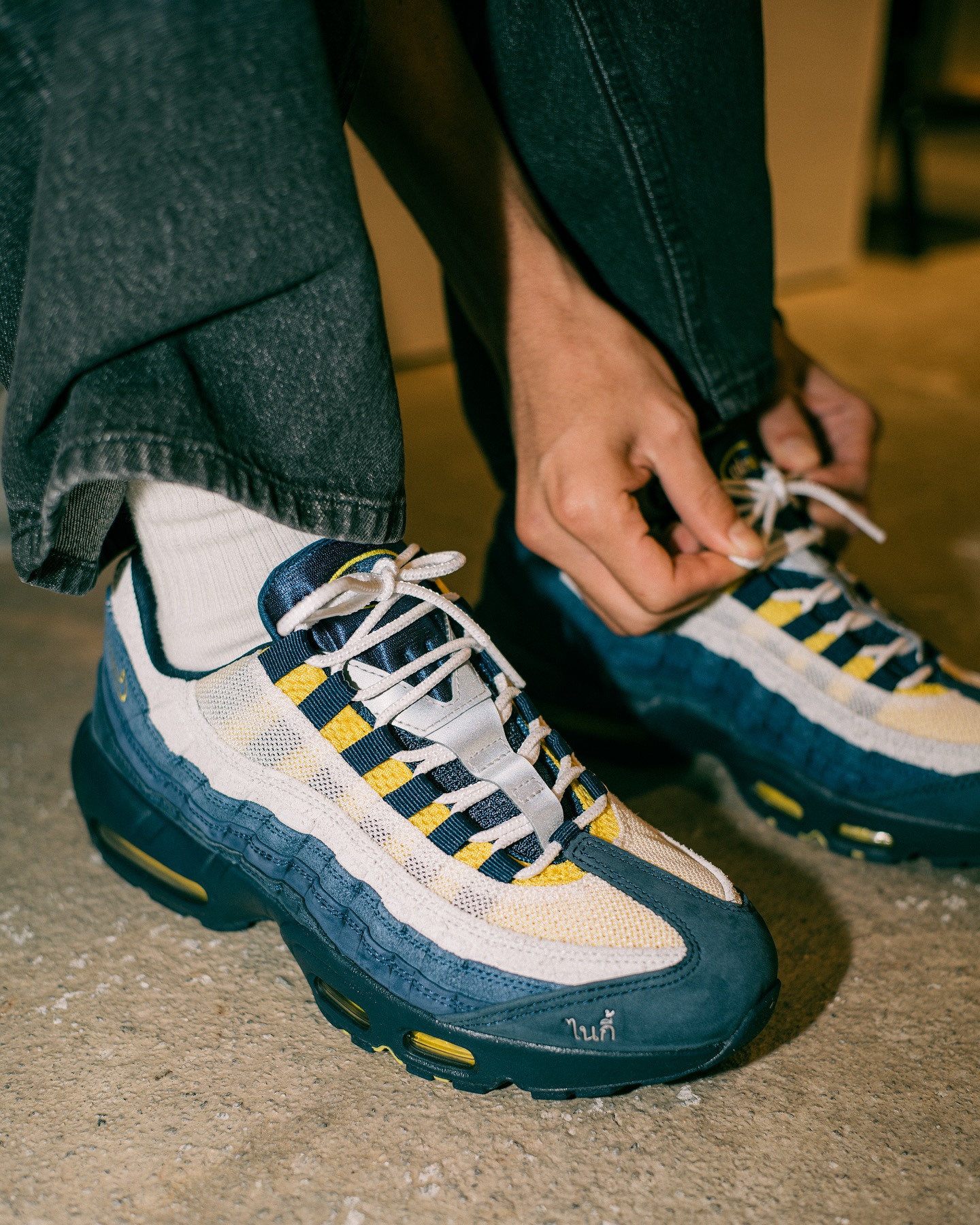 @nikesbEric Koston x Nike SB Air Max 951995年に誕生した名作「Air Max 95」が、30年の時を経て Nike SB と融合。ストリートとスケートのエッセンスが交差する Nike SB Air Max 95 に、レジェンド Eric Koston の名前を冠したモデルが発売。ネイビー×イエローのグラデーション、左右非対称の「Koston」「Air Max」タンパッチ、サイドに配したタイ語ロゴなど、Koston のバックグラウンドとスケートカルチャーを詰め込んだ一足。アッパーはスエード＋メッシュで補強され、SB仕様のアウトソールとあわせて、Air Max 95 をそのままスケートに持ち込める仕上がりになっています。また、こちらのフットウェアに合わせたアパレルコレクションも同時展開。※事前抽選は終了しております。@nikesb@nikesbdojo#erickoston #nikesb #airmax95#am95#instantskateboards#instantskateshop