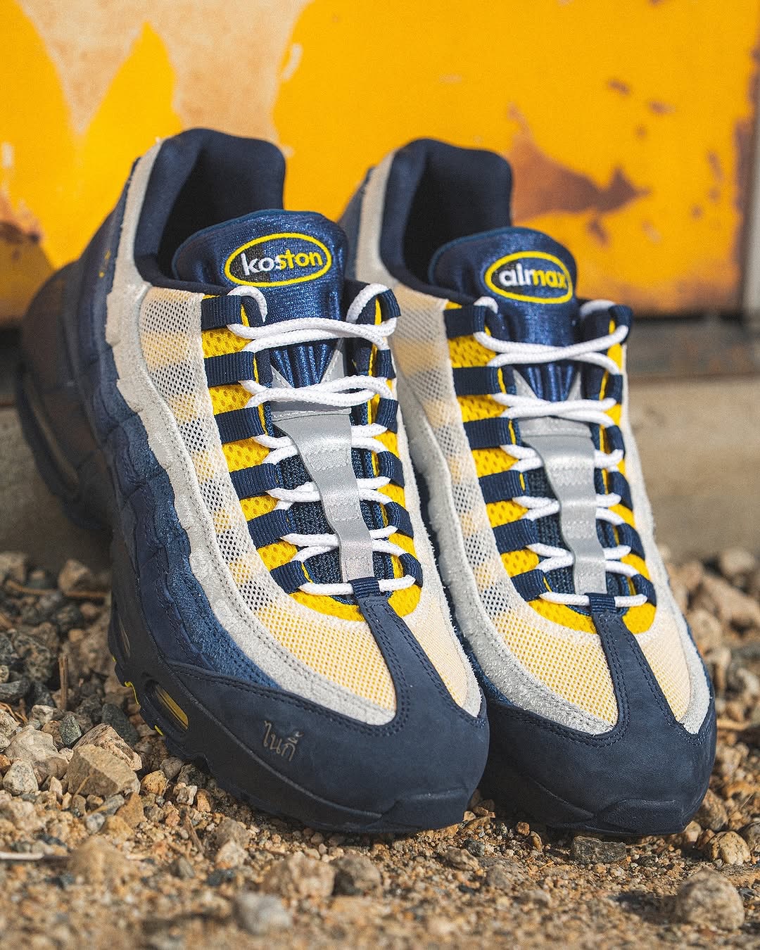 11月24日(月)発売Eric Koston x Nike SB Air Max 951995年に誕生した名作「Air Max 95」が、30年の時を経て Nike SB と融合。ストリートとスケートのエッセンスが交差する Nike SB Air Max 95 に、レジェンド Eric Koston の名前を冠したモデルが登場します。ネイビー×イエローのグラデーション、左右非対称の「Koston」「Air Max」タンパッチ、サイドに配したタイ語ロゴなど、Koston のバックグラウンドとスケートカルチャーを詰め込んだ一足。アッパーはスエード＋メッシュで補強され、SB仕様のアウトソールとあわせて、Air Max 95 をそのままスケートに持ち込める仕上がりになっています。また、こちらのフットウェアに合わせたアパレルコレクションも同時展開します。販売方法の詳細はプロフィールリンク先のブログをご確認ください。※販売足数・入荷サイズ・発売前のご予約など、販売に関する個別のお問い合わせはご遠慮ください。※no overseas shipment.@nikesb@nikesbdojo#erickoston #nikesb #airmax95#am95#instantskateboards#instantskateshop