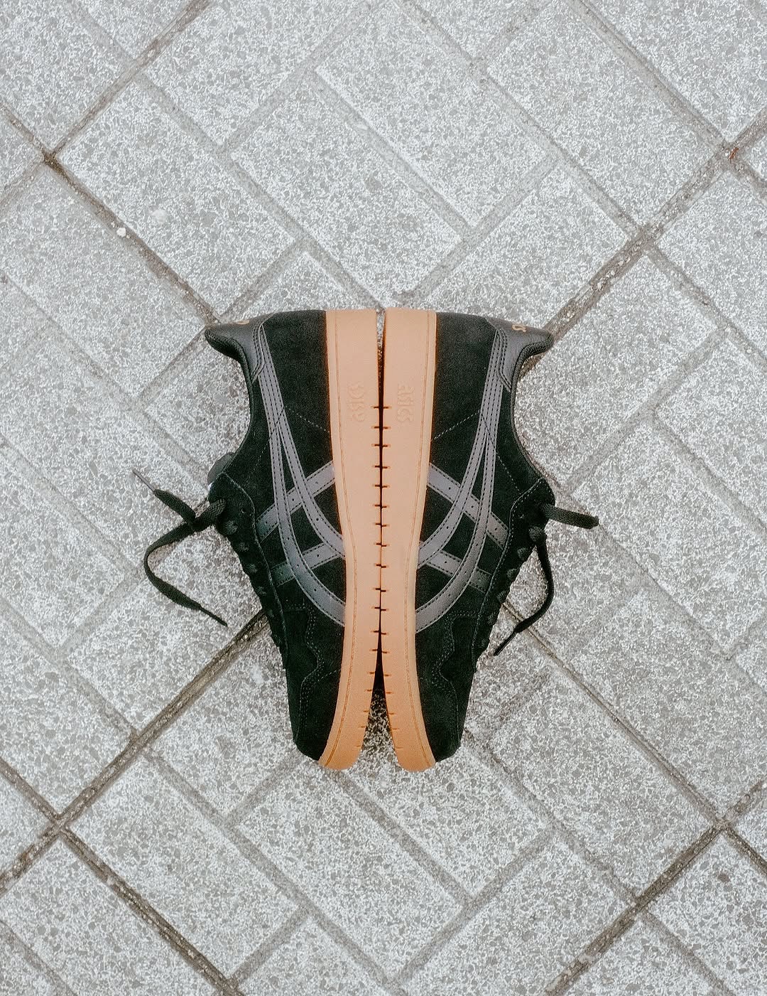 New Arrivedasics skatebording / JAPAN PRO1981年に誕生した「FABRE JAPAN S」をベースに、スケートボード仕様へとアップデートされた「JAPAN PRO」に、今季の新色が仲間入りしました。asicsが長年培ってきたスポーツシューズづくりの知見と、スケーターのリアルな声を掛け合わせて生まれた一足。オールブラックのアッパーにガムソールを合わせた、どんなスタイルにもなじむオーセンティックなカラーリングです。クラシックなバスケットシューズの雰囲気はそのままに、現代のスケートスタイルにフィットする機能性を備えた、間違いない一足です。@asics_skateboarding @asics_sportstyle_jp #asics#asicssportstyle#asicsskateboarding#FABREJAPANS#JAPANS#japanpro#Instantskateshop#instantskateboards