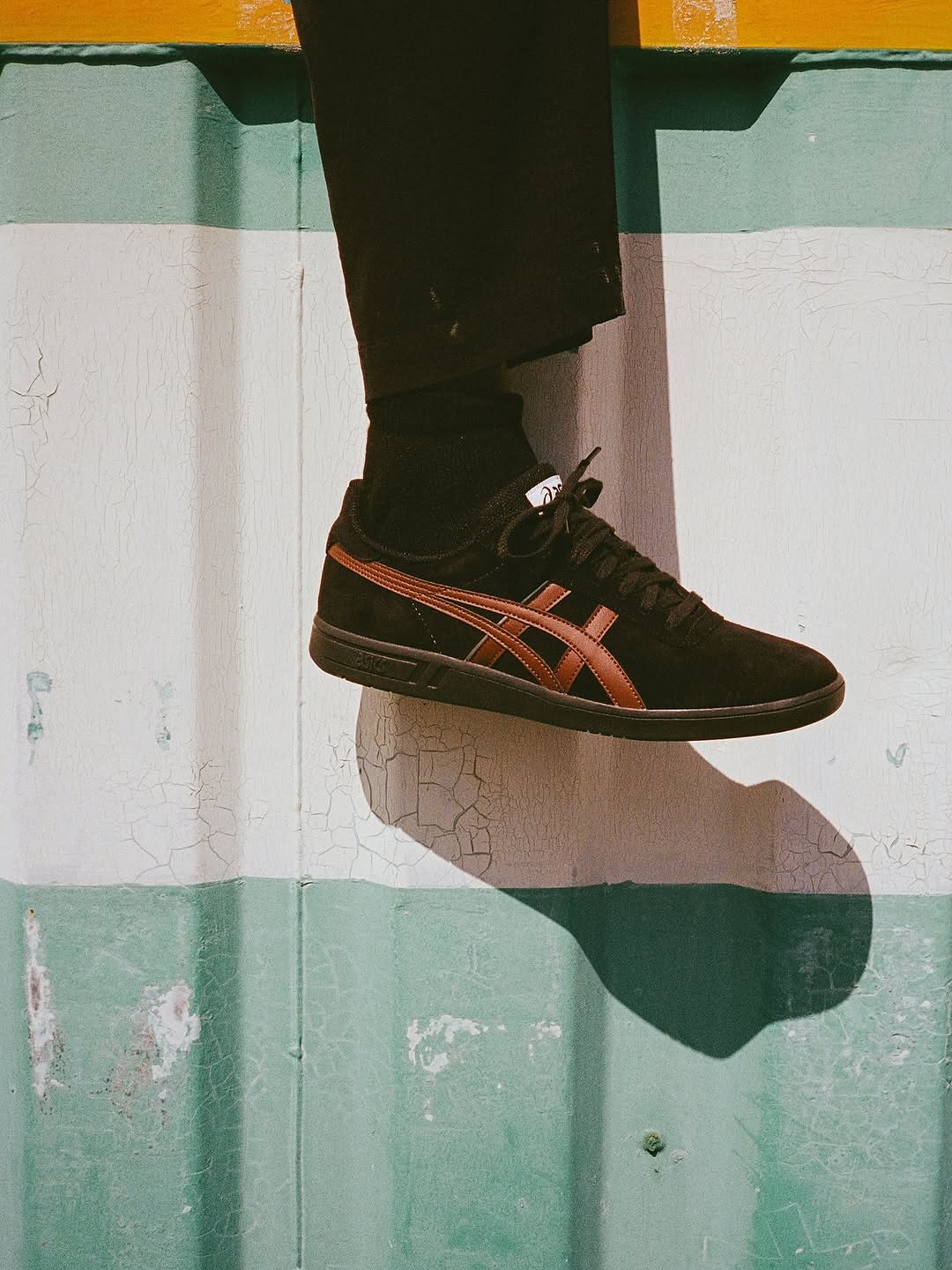 New Arrivedasics skateboarding / GEL-VICKKA PRO1970年代のVICKKAトレーニングシューズをベースに、スケートボード仕様へ進化した「GEL-VICKKA PRO」の新色が登場！薄型カップソールが驚異的なボードフィールを実現し、フリック性能と操作性を向上。さらに、ヒールのGELテクノロジーが衝撃を吸収し、快適な履き心地を提供。レトロなデザインと最新のスケート性能を兼ね備えた、スタイルと機能性を両立する一足。@asics_skateboarding @asics_sportstyle_jp #asics#asicsskateboarding#vickkapro#instantskateshop#instantskateboards