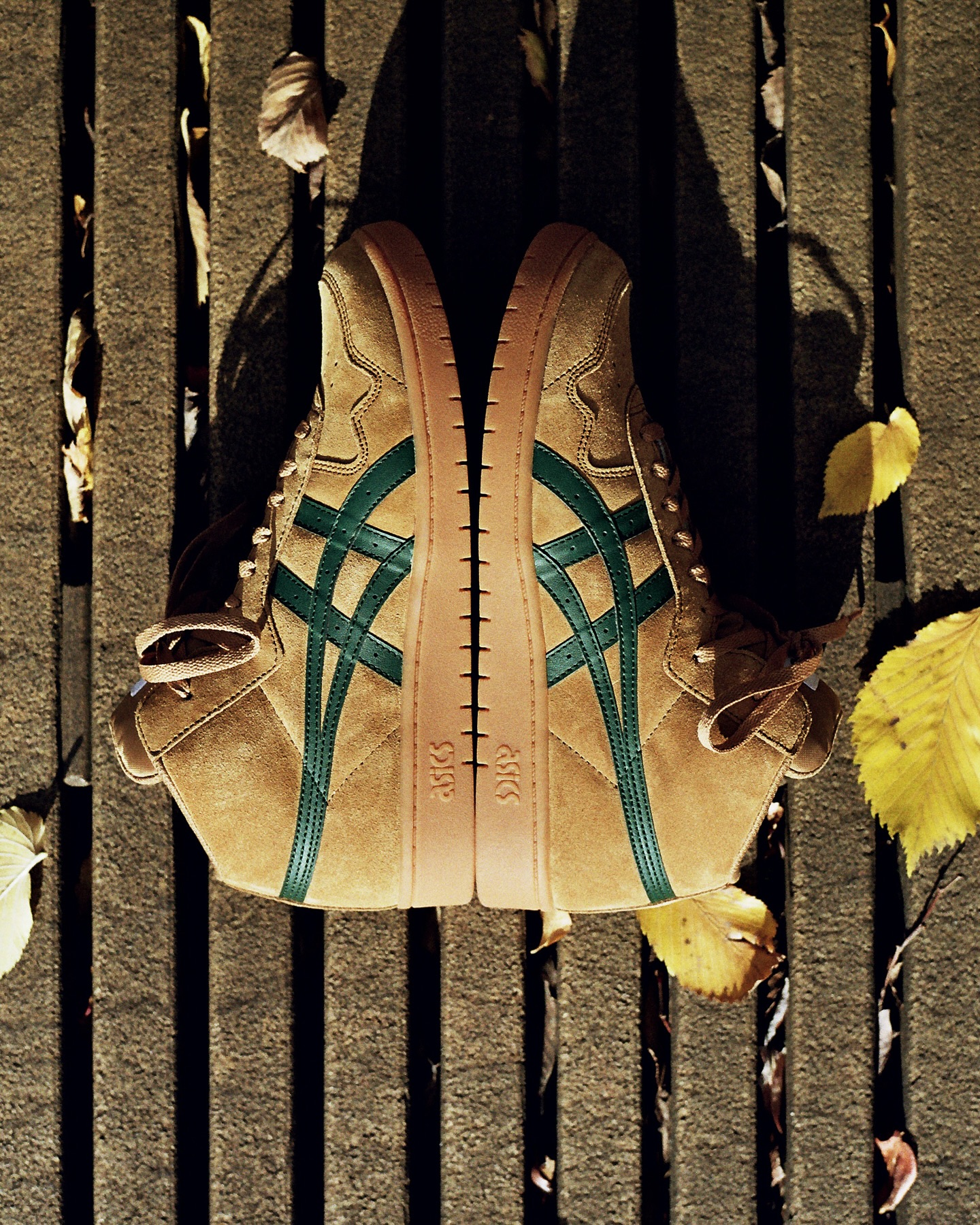 12月19日(金)発売asics skatebording / JAPAN PRO MTJAPAN PROをベースに、ミッドカット仕様へと進化した「JAPAN PRO MT」に新色が登場。ガムソール×ブラウンのアッパーに、グリーンのアシックスストライプを差し込んだ、シックで温かみのある今時期にぴったりのカラーリング。くるぶし周りのホールド感を高めながらも、足首の可動域はしっかり確保した絶妙な設計が魅力です。アグレッシブなライディングにも対応するタフな構造で、スケートをしっかりサポートします。【発売日】12/19(金) ※Online Storeで予約受付中@asics_skateboarding @asics_sportstyle_jp #asics#asicssportstyle#asicsskateboarding#FABREJAPANS#JAPANS#japanpro#japanpromt#Instantskateshop#instantskateboards