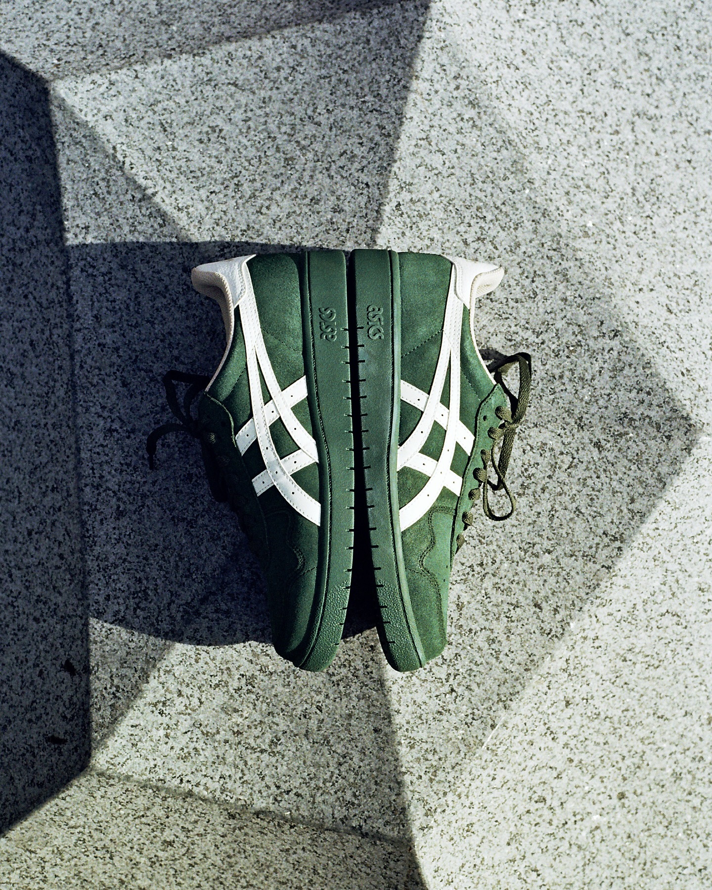 12月19日(金)発売asics skatebording / JAPAN PRO1981年誕生の「FABRE JAPAN S」をベースに、スケートボード仕様へアップデートした「JAPAN PRO」から新色が登場。ソールからアッパーまでグリーンでまとめ、ホワイトのアシックスストライプが程よいアクセントに。クラシックなバスケットシューズの佇まいはそのままに、スケートシーンのニーズに合わせた機能性をプラスした一足です。【発売日】12/19(金) ※Online Storeで予約受付中@asics_skateboarding @asics_sportstyle_jp #asics#asicssportstyle#asicsskateboarding#FABREJAPANS#JAPANS#japanpro#Instantskateshop#instantskateboards