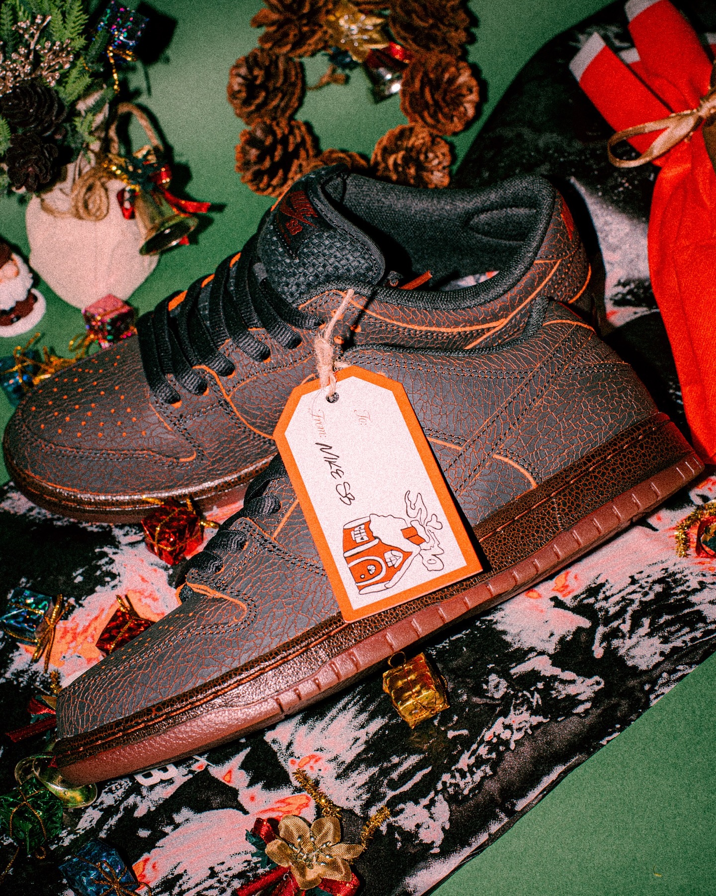 12月12日(金)発売Nike SB Dunk Low Pro PRM "Krampus"聖ニコラウスの相棒として語り継がれる“クリスマスの悪魔”Krampus にフォーカスした、ダークホリデー仕様の Dunk が登場。アッパーにはダークスモークグレーのクラックレザーを採用し、ひび割れの隙間からカンファイアオレンジがのぞく2層構造によって、赤く燻る炭のような質感を演出しています。ミッドソールのクラックパターンと相まって、履き込むほどに雰囲気が増していくデザインに仕上がっています。編み込み風のシュータンと、その裏側に隠された “NOT SURPRISED” のテキスト、Krampus グラフィック入りのインソールが、履く人だけが楽しめるギミックとして機能します。祝祭感と恐怖が同居する、ホリデーシーズンならではの一足です。販売方法の詳細はプロフィールリンク先のブログをご確認ください。※販売足数・入荷サイズ・発売前のご予約など、販売に関する個別のお問い合わせはご遠慮ください。※no overseas shipment.@nikesb@nikesbdojo#Krampus#nikesb #instantskateboards#instantskateshop