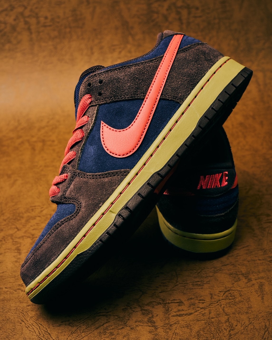 1月15日(木)発売Nike SB Dunk Low Pro “Baroque Brown/Adobe”ブラウン×ネイビーの落ち着いたベースに、スウッシュとシューレースの“Adobe”が差し色で効いたアウトドアテイストのDunk。どこかACGライクなトレイルギア配色で、90年代のムードを現代の足元に落とし込んだ仕上がりです。ダウンやマウンテンパーカとも相性がよく、冬コーデにすっと馴染む一足。販売方法の詳細はプロフィールリンク先のブログをご確認ください。※販売足数・入荷サイズ・発売前のご予約など、販売に関する個別のお問い合わせはご遠慮ください。※no overseas shipment.@nikesb@nikesbdojo#nikesb#nikesbdunk#instantskateboards#instantskateshop