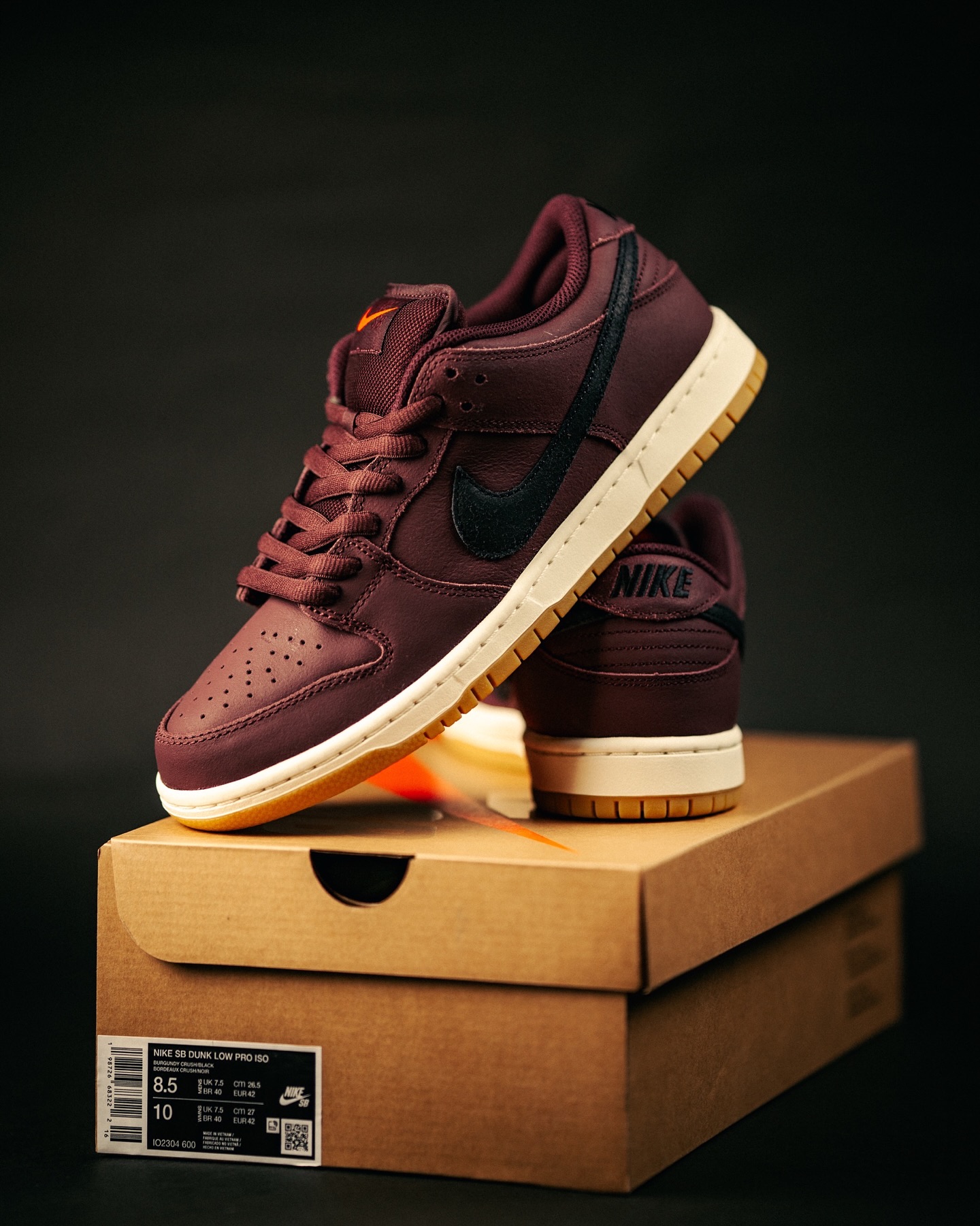 2月14日(土)発売Nike SB Dunk Low Pro ISO “Burgundy Crush”限られたスケートショップのみで展開されるOrange Label(ISO)から “Burgundy Crush” がまもなく登場。深みのあるバーガンディをベースに、アッパーは上質なレザーでしっとりとまとめつつ、Swooshにはラフな質感のブラックスエードを合わせてコントラストを強調。SailのミッドソールとGumアウトソールでクラシックに締めながら、“Orange Label”のテーマカラーであるセーフティオレンジが、SBらしい“抜け”をプラスします。発売日のバレンタインにもぴったりなカラーリングです。スケーターのために設計されたプレミアムマテリアルと、落ち着いた色調の絶妙なバランスが魅力の、スケートショップ限定“Orange Label”仕様の特別なDunkです。販売方法の詳細はプロフィールリンク先のブログをご確認ください。※販売足数・入荷サイズ・発売前のご予約など、販売に関する個別のお問い合わせはご遠慮ください。※no overseas shipment.@nikesb @nikesbdojo#orangelabel #nikesb#instantskateshop#instantskateboards