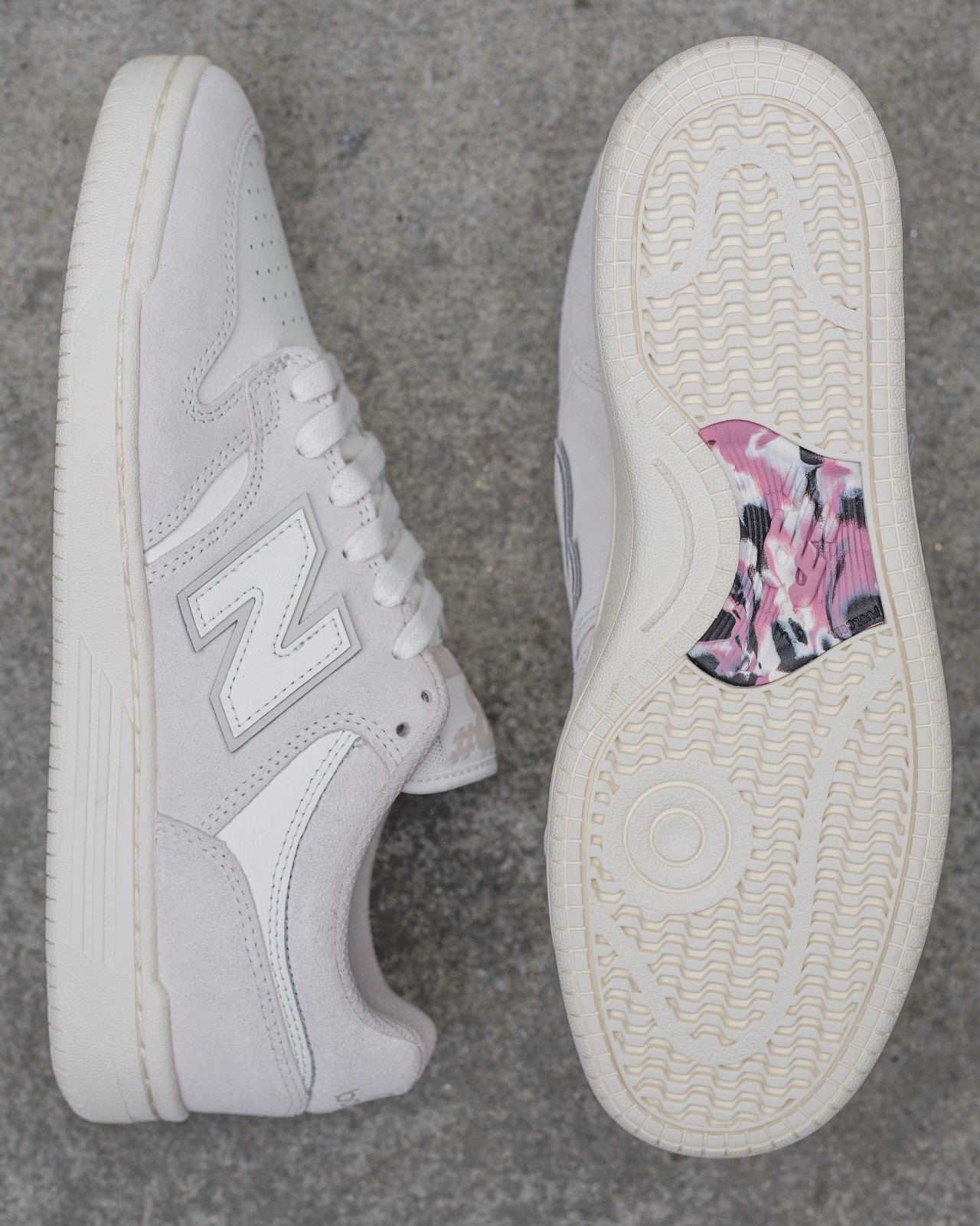 @nbnumericNew Balance Numeric / UN480VAN"From "83" re-mixed"1983年製のBB480を、スケート仕様に昇華した「480」。フルレングスのFuelCellミッドソールが高反発と衝撃緩和を両立し、ABZORBインソールで快適性とフィット感を向上。強化アッパーは優れたサポート力と耐摩耗性を備え、往年のバスケDNAを現代のスケートに融合した一足です。オールホワイトのカラーリングに、さりげなく差し込まれたソール裏のマーブル柄がアクセント。別カラーのチョコレートブラウンも同時発売で、発売日のバレンタインにもぴったりハマる「480」のカラーコレクションに仕上がっています。【発売日】2月14日(土)Online Store：2/14 AM0:00〜@nbnumeric@nbnumeric_japan#UN480#UN480VAN#nbnumeric#instantskateshop#instantskateboards