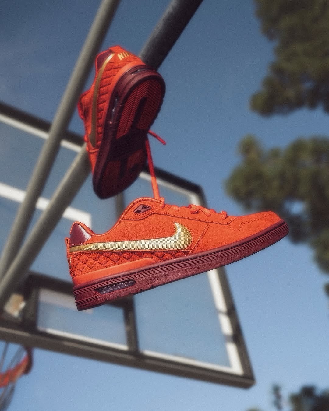 2月16日(月)Nike SB Paul Rodriguez Zoom Air Low QS "All-Star"Nike SB初のシグネチャーモデル「P-Rod 1」の復刻シリーズ最新作“All-Star”が登場。故Kobe Bryantが2011年にLAで開催されたNBAオールスターゲームでMVPに輝いた際に着用していた、WESTチームのジャージにインスパイアされた一足。鮮やかなレッドを基調としたカラーリングで、バスケットボールカルチャーとSBの系譜をつなぐ「P-Rod 1」のストーリーを色濃く映し出しています。ヒールには高級感のあるエンボス仕様の“PR”ロゴを配置し、MVPにふさわしいゴールドのスウッシュ、さらに“WEST”の刻印入りデュブレを採用。Paul RodriguezのKobeへのリスペクトと、LAへの愛が詰まった一足です。販売方法に関してはプロフィールリンク先のブログをご確認下さい。※浦安ストアでの販売はございません。※販売足数、入荷サイズ、発売前のご予約など販売に関する事前お問い合わせはご遠慮下さい。※no overseas shipment.@nikesb@nikesbdojo@kobebryant@prod#kobebryant#PaulRodriguez#PRod1#nikesb#instantskateshop#instantskateboards