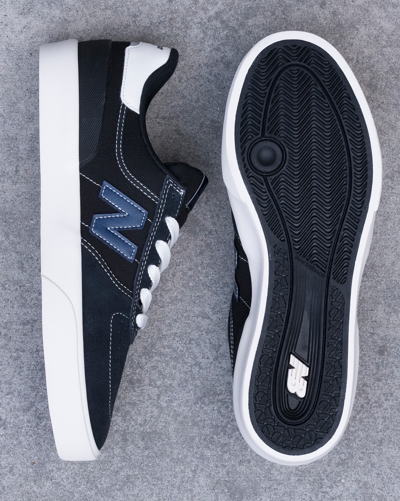 @nbnumericNew Balance Numeric / UN272BRLNew Balanceのランニングクラシックラインの意匠を継承し、ブランドらしさを残しながら、スケートシューズの定番であるバルカナイズドソールを再構築した「272」。全く新しいバルカナイズドソールを搭載し、従来のスタンダードなソール設計の発想を打破するため、アウトソールのかかと部分をアーチ形状にすることで、接地感と衝撃吸収性を高めつつ軽量化を実現している。さらに、強化されたつま先部のワンピース構造で耐久性を向上。ラバー製のヒールカウンターを備えることで、安定性も高めている。【発売日】2月14日(土)Online Store：2/14 AM0:00〜@nbnumeric@nbnumeric_japan#UN272#UN272BRL#nbnumeric#instantskateshop#instantskateboards