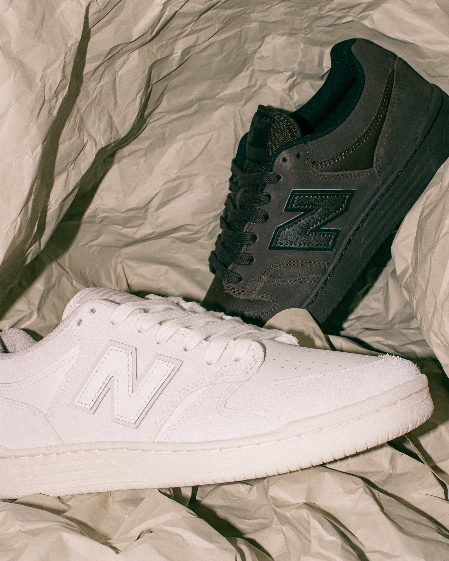 @nbnumericNew Balance Numeric / UN480CHC & VAN"From "83" re-mixed"1983年製のBB480を、スケート仕様に昇華した「480」。フルレングスのFuelCellミッドソールが高反発と衝撃緩和を両立し、ABZORBインソールで快適性とフィット感を向上。強化アッパーは優れたサポート力と耐摩耗性を備え、往年のバスケDNAを現代のスケートに融合した一足です。チョコレートブラウンとオールホワイトのカラーリングに、さりげなく差し込まれたソール裏のマーブル柄が、発売日のバレンタインにもぴったりハマる仕上がりのカラーコレクション。【発売日】2月14日(土)Online Store：2/14 AM0:00〜@nbnumeric@nbnumeric_japan#UN480#UN480CHC#UN480VAN#nbnumeric#instantskateshop#instantskateboards