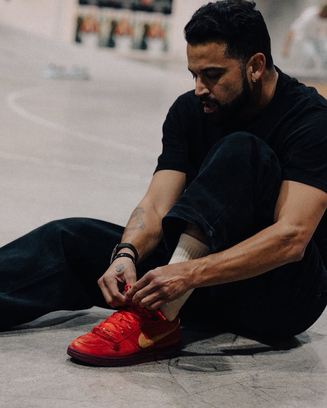 2月16日(月)Nike SB Paul Rodriguez Zoom Air Low QS "All-Star"Nike SB初のシグネチャーモデル「P-Rod 1」の復刻シリーズ最新作“All-Star”が登場。故Kobe Bryantが2011年にLAで開催されたNBAオールスターゲームでMVPに輝いた際に着用していた、WESTチームのジャージにインスパイアされた一足。鮮やかなレッドを基調としたカラーリングで、バスケットボールカルチャーとSBの系譜をつなぐ「P-Rod 1」のストーリーを色濃く映し出しています。ヒールには高級感のあるエンボス仕様の“PR”ロゴを配置し、MVPにふさわしいゴールドのスウッシュ、さらに“WEST”の刻印入りデュブレを採用。Paul RodriguezのKobeへのリスペクトと、LAへの愛が詰まった一足です。販売方法に関してはプロフィールリンク先のブログをご確認下さい。※浦安ストアでの販売はございません。※販売足数、入荷サイズ、発売前のご予約など販売に関する事前お問い合わせはご遠慮下さい。※no overseas shipment.@nikesb@nikesbdojo@kobebryant@prod#kobebryant#PaulRodriguez#PRod1#nikesb#instantskateshop#instantskateboards