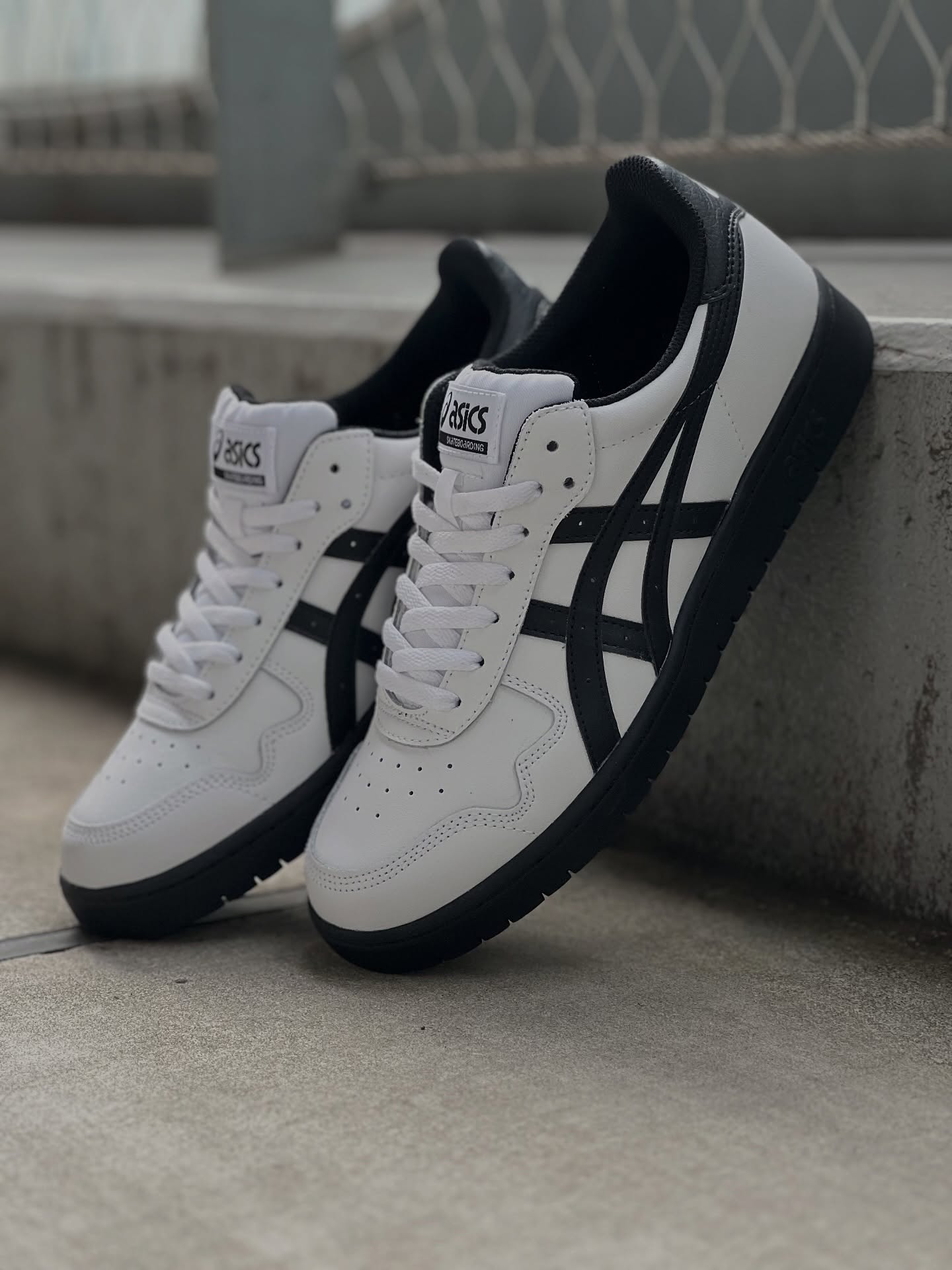 New Arrivedasics skatebording / JAPAN PRO1981年に誕生した「FABRE JAPAN S」をベースに、スケートボード仕様へとアップデートされた「JAPAN PRO」に、今季の新色が仲間入りしました。asicsが長年培ってきたスポーツシューズづくりの知見と、スケーターのリアルな声を掛け合わせて生まれた一足。オールホワイトのアッパーにブラックソールを合わせ、全体を引き締めたカラーリングに仕上がっています。クラシックなバスケットシューズのムードはそのままに、現代のスケートスタイルにフィットする機能性も搭載。間違いない一足です。@asics_skateboarding @asics_sportstyle_jp #asics#asicssportstyle#asicsskateboarding#FABREJAPANS#JAPANS#japanpro#Instantskateshop#instantskateboards