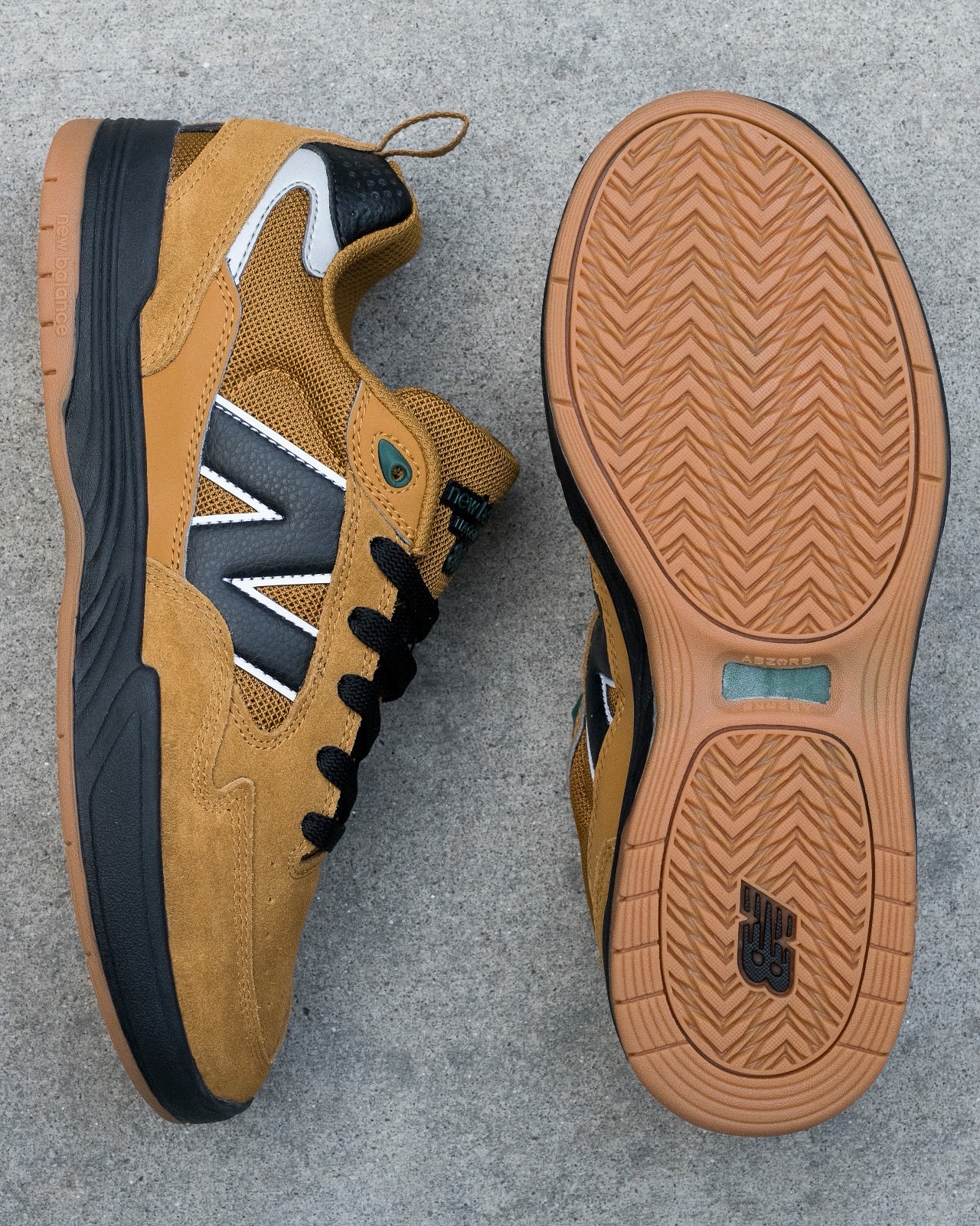 @nbnumericNew Balance Numeric / UN808BNBTIAGO LEMOSの美学とフィードバックをもとに進化した、セカンドシグネチャー「808」。New Balanceが培ってきたランニング由来の最新テクノロジーをスケートシューズへ応用し、着地時の衝撃を和らげるフルレングスABZORBミッドソールを搭載。踵内側のヒールポッドが足をしっかりホールドし、高いフィット性とサポート力を発揮します。従来の「808」から無駄を削ぎ落とすことで、軽量化と程よいフレックスを両立。モダンとレトロの進化を象徴する大胆な“N”ロゴとともに、ハードなライディングを足元から支える一足です。【発売日】2月14日(土)Online Store：2/14 AM0:00〜@nbnumeric@nbnumeric_japan#UN808#UN808BNB#nbnumeric#instantskateshop#instantskateboards