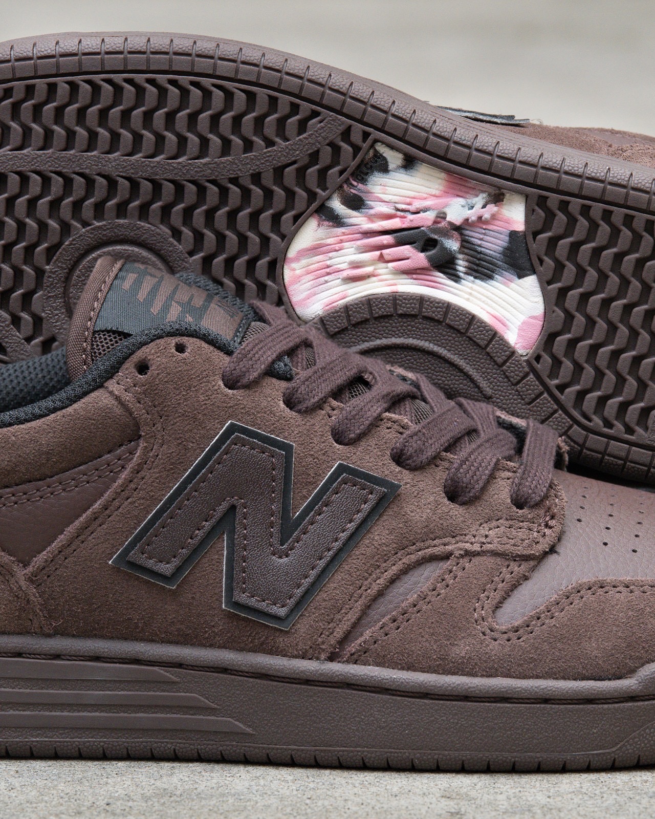 @nbnumericNew Balance Numeric / UN480CHC"From "83" re-mixed"1983年製のBB480を、スケート仕様に昇華した「480」。フルレングスのFuelCellミッドソールが高反発と衝撃緩和を両立し、ABZORBインソールで快適性とフィット感を向上。強化アッパーは優れたサポート力と耐摩耗性を備え、往年のバスケDNAを現代のスケートに融合した一足です。チョコレートブラウンのカラーリングと、さりげなく差し込まれたソール裏のマーブル柄が、発売日のバレンタインにもぴったりハマる仕上がり。ホワイトカラーも同時発売。【発売日】2月14日(土)Online Store：2/14 AM0:00〜@nbnumeric@nbnumeric_japan#UN480#UN480CHC#nbnumeric#instantskateshop#instantskateboards