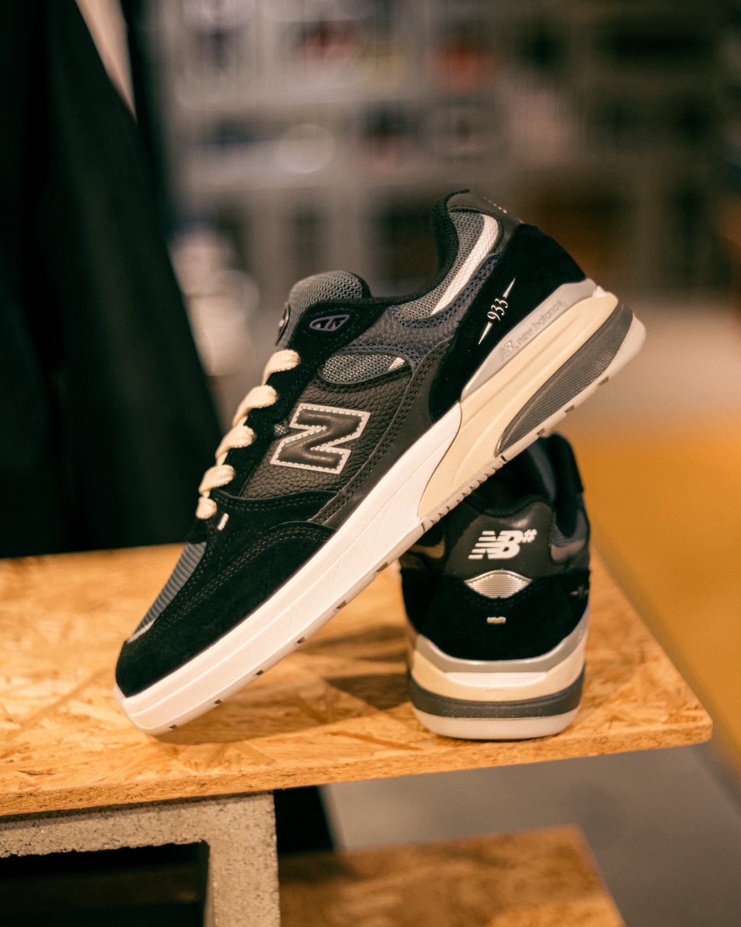 @nbnumeric New Balance Numeric “933 Andrew Reynolds” / UN933BNTスケート界のレジェンド、Andrew Reynoldsのシグネチャーモデル「933」から2026年ファーストシーズンの新色がまもなく発売。長年New Balanceの“99x”シリーズを愛用してきたReynoldsの嗜好を、スケート仕様へ翻訳。クラシックな990／993を思わせるアッパーに、耐久性と安定感を融合。Reynoldsの美学とNew Balanceの技術が融合した本格シグネチャー。スケーターはもちろん、NBファンにもたまらない一足。【発売日】2月14日(土)Online Store：2/14 AM0:00〜@nbnumeric@nbnumeric_japan@andrewreynolds#NewBalanceNumeric #NewBalance#UN933 #UN933BNT#AndrewReynolds #instantskateshop#instantskateboards