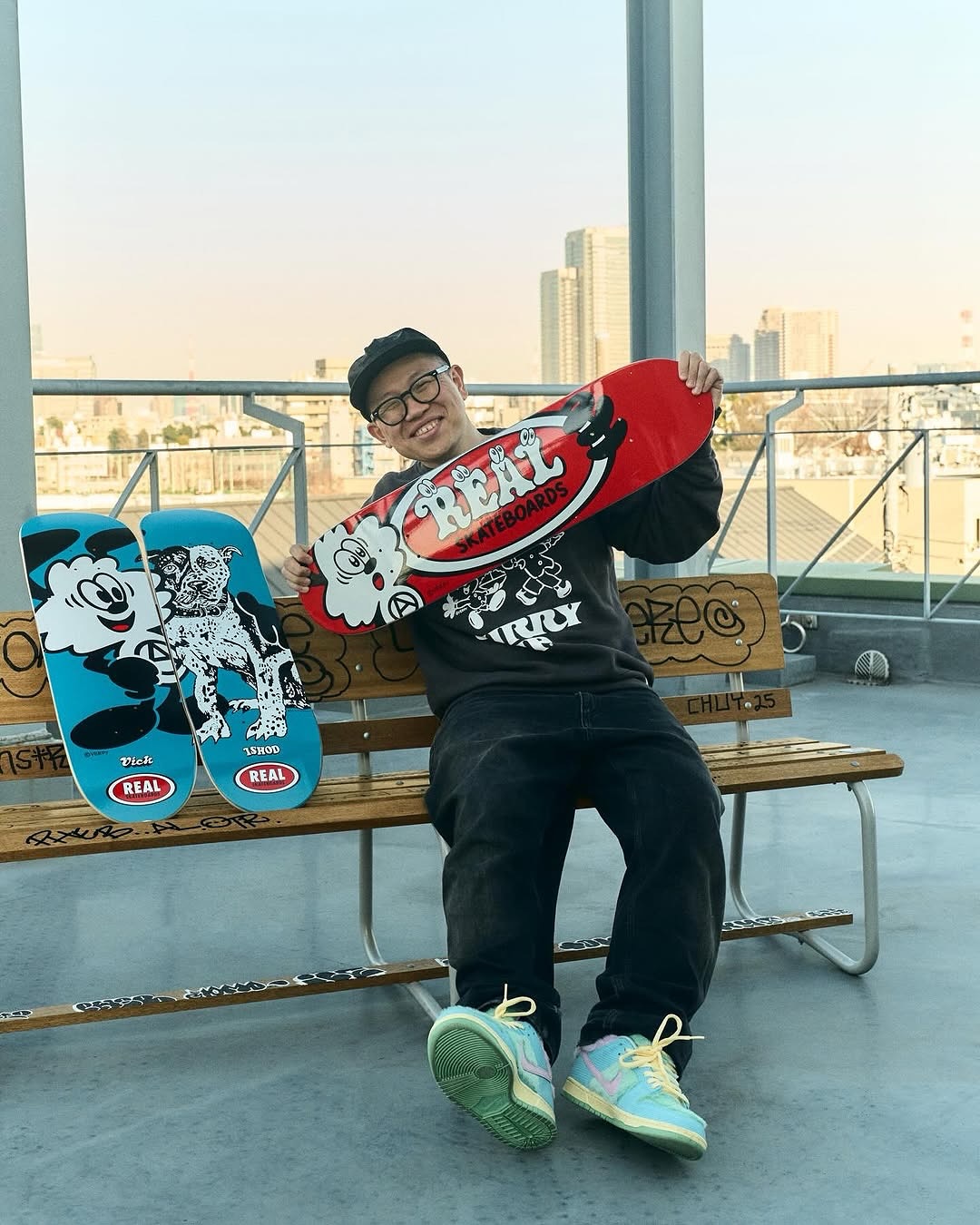 SKATE SHOP DAY 2026REAL SKATEBOARDS X VERDY / ISHOD WAIRSkate Shop Dayを記念し、歴史あるスケートブランドREAL Skateboardsより、日本のグラフィックアーティストVERDYのアートワークを落とし込んだIshod Wairのデッキが登場。Web Store : 2/21 AM0:00~@realskateboards @verdy @ishodwair @dlxsf@skateshopday#ishodwair #VERDY#realskateboards #SkateShopDay#instantskateboards#instantskateshop
