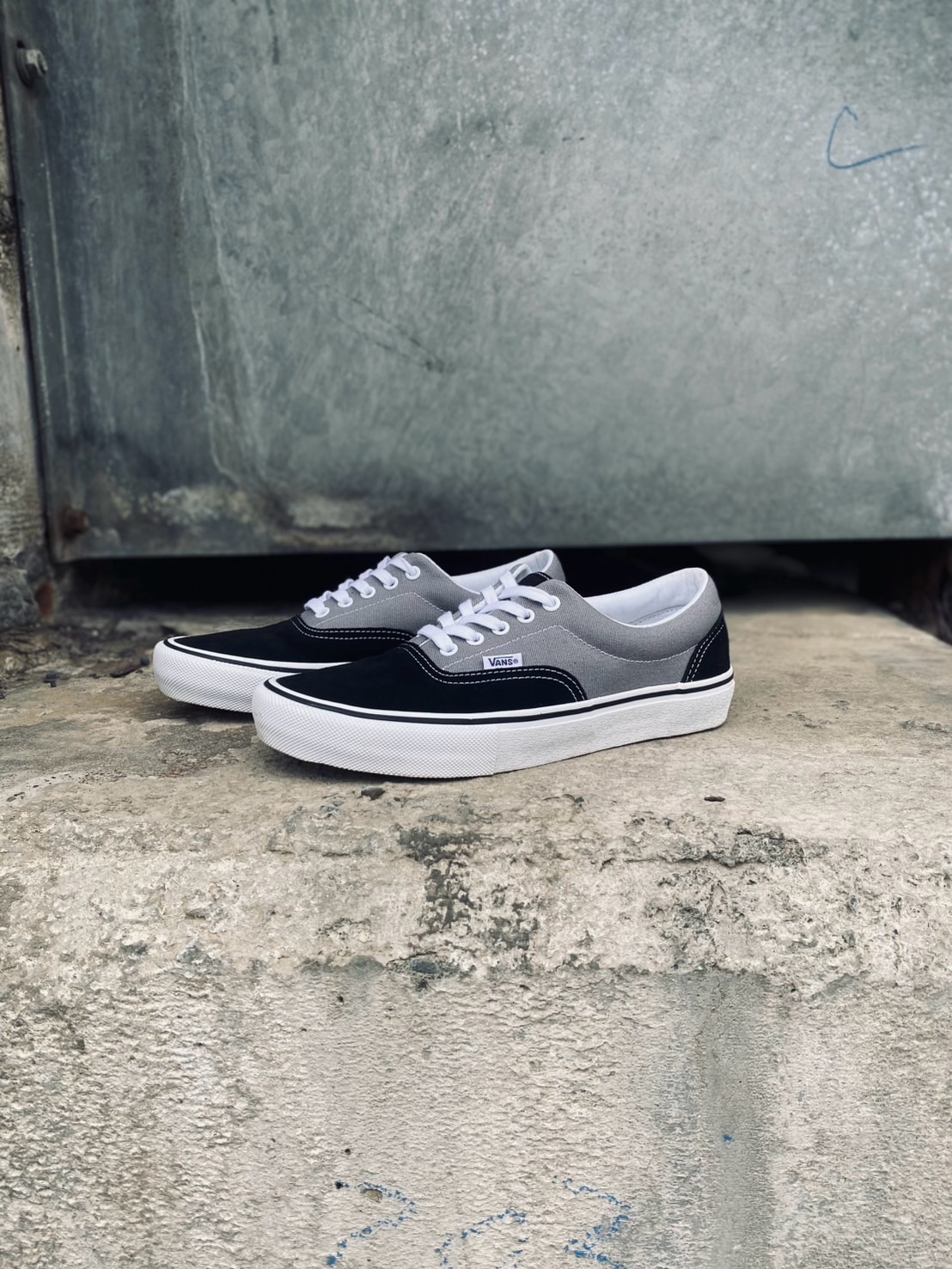 3月7日（土）発売 Vans Skate Era3月7日（土）より、インスタント全店およびインスタントWEBストアにてエクスクルーシブ発売。スケートのパイオニアたちによって設計され、Vansにとって初のスケートボーディングのためのシューズとしておよそ半世紀前に生まれた Era（エラ）は、オーセンティックを進化させたシルエットに、パッド入りカラーやグリップ力の高いラバーアウトソールなど、パフォーマンスを高めるアップデートを施し、70年代後半のスケートボーディングを次のレベルへ押し上げた一足。その後も長年にわたり定番として支持され続けてきたスケートカルチャーを代表するモデルが、最新のスケートテックで次の世代のために生まれ変わり、アーカイブからストリートへ復帰。@vansjapan#vans #skateera#instantXXX#instantskateboards#instantskateshop