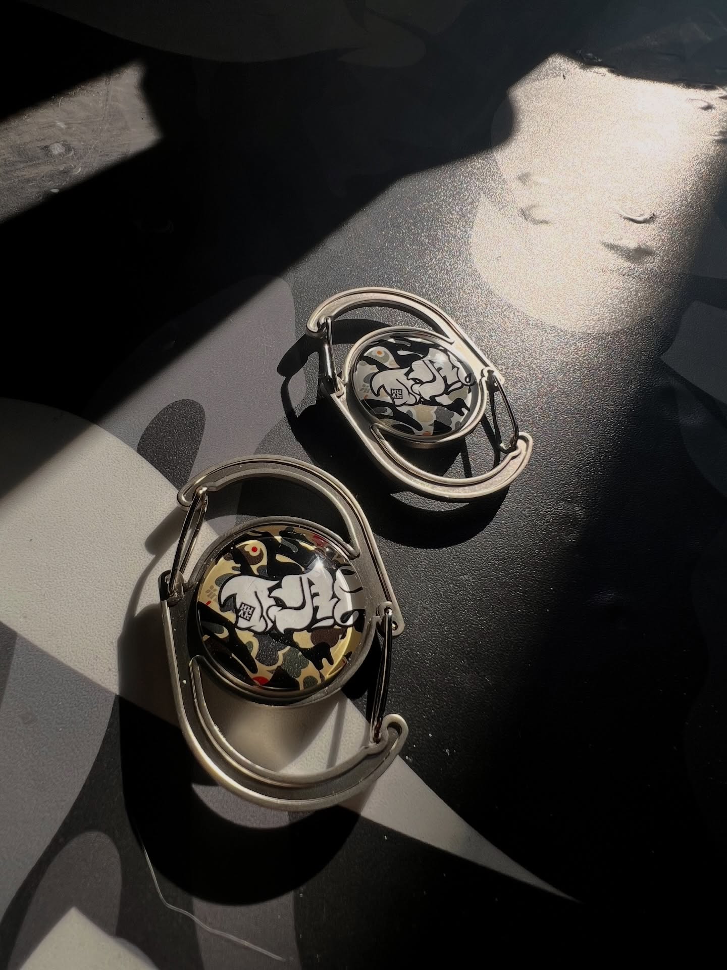 Coming soon...MHAK x instant 30th Anniversary CarabinerMHAKデザインのカモフラージュ柄を封じ込めた30周年記念カラビナ、2カラーで展開いたします。【発売日】・3/28（土）〜 3/29（日）：吉祥寺ストア( @instant__kichijoji )にてPOP UP先行販売・3/30（月）：instant全店 & ONLINE STORE 12:00〜@mhak_@instant_skateboards#instantXXX #MARBLE