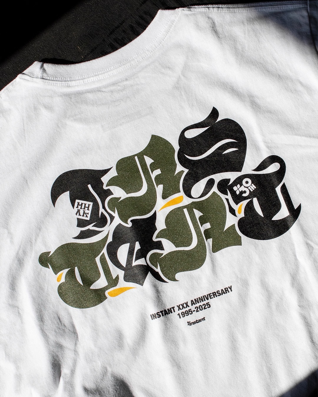 Coming soon...MHAK x instant 30th Anniversary RVCA Tee Tee Body by RVCARVCAのボディにMHAKデザインのロゴを落とし込んだTEE。フロントには今回のために特別にデザインされた30thロゴ、バックにはアニバーサリーロゴをシルクスクリーンプリントで配置。ホワイト・ブラックの2カラーで展開いたします。Size : S/M/L/XL【発売日】・3/28（土）〜 3/29（日）：吉祥寺ストア( @instant__kichijoji )にてPOP UP先行販売・3/30（月）：instant全店 & ONLINE STORE 12:00〜@mhak_@rvca@rvcajapan@artistnetworkprogram @instant_skateboards#instantXXX #MARBLE