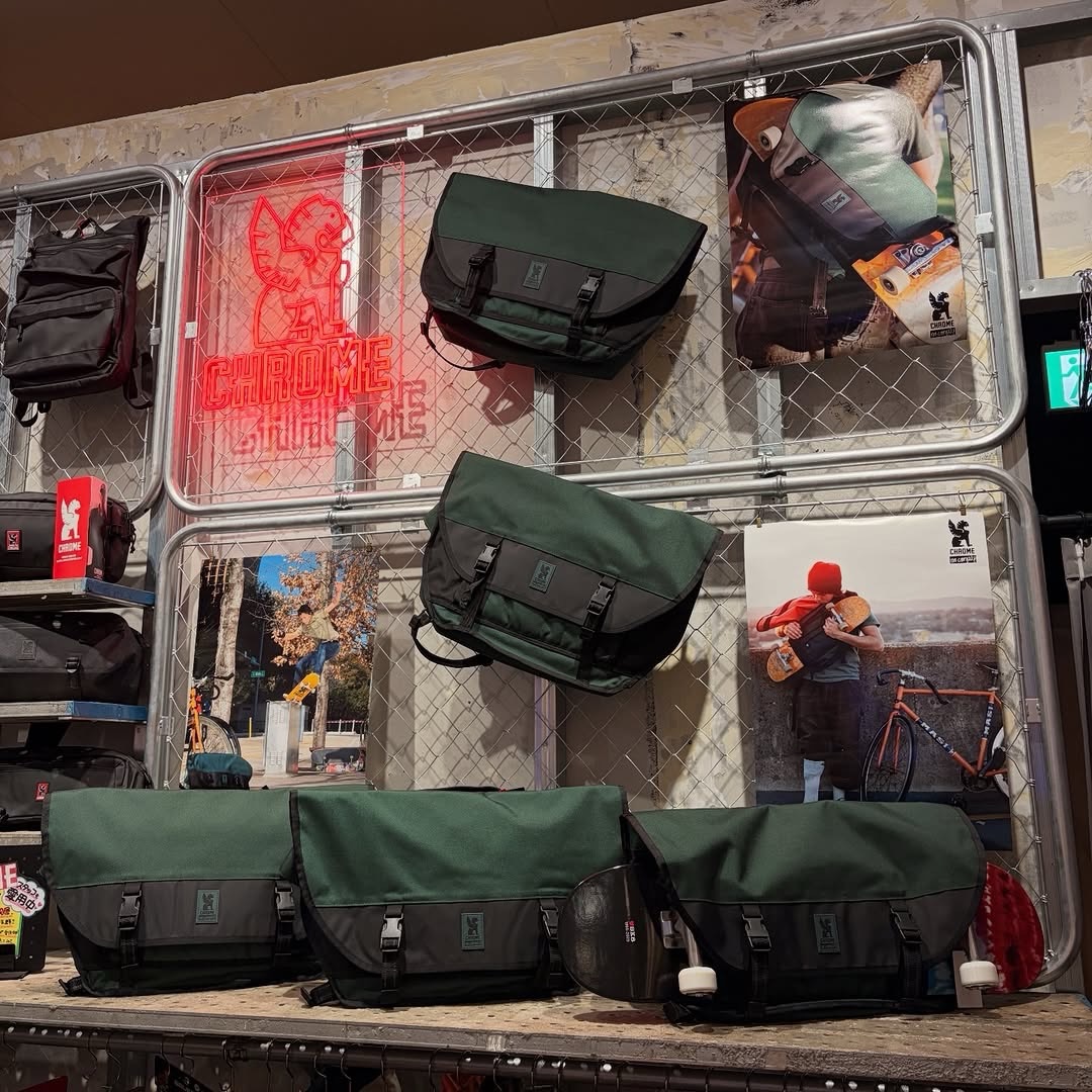 New Arrived🛬@chrome_industries × @nocomplyatx CITIZEN 24L SKATE MESSENGERテキサスのスケートショップNo-Complyとのコラボメッセンジャーバッグが到着です🛬ノーマルのCITIZENバッグとは違いスケートショップとのコラボであるためデッキを一緒に収納できるフラップがついています！普段自転車で移動するスケーターにピッタリです！instant全店舗およびオンラインストアにて販売スタート税込¥25,300-#instantskateshop#instantskateboards