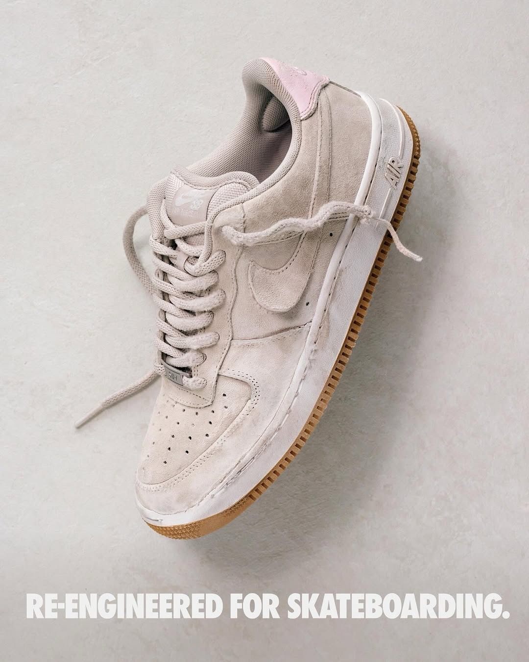 4月17日(金)Nike SB Air Force 1 “Light Orewood Brown”2002年の始動以来、スケートカルチャーとともに歩んできたNike SB。その新たな章を刻む一足として、名作Air Force 1をスケート仕様に再構築した「Nike SB Air Force 1」がいよいよ登場。ライトオアウッドブラウンのアッパーが落ち着いた表情を見せつつ、ヒールに搭載されたAirユニットが着地時の衝撃をしっかり吸収。ミッドソールの高さを抑えることでボードフィールを高め、ヘリンボーンベースのトレッドパターンがグリップと屈曲性を両立させています。補強されたパッド入りタン、内部のシットストラップ、カラー裏のフィットポッドにより、シューレースを結んでも緩めても足元がブレない安心感。フリップからプッシュまであらゆる動作に確かなコントロール性をもたらします。Nike SBチームライダーたちのフィードバックから生まれた、箱から出してすぐに滑れる一足。クラシックなスタイルはそのままに、スケーターのための機能をすみずみまで詰め込んだ、Air Force 1に仕上がっています。__________販売方法の詳細はプロフィールリンク先のブログをご確認ください。※販売足数・入荷サイズ・発売前のご予約など、販売に関する個別のお問い合わせはご遠慮ください。※no overseas shipment.@nikesb@nikesbdojo#nikesb#af1#instantskateshop#instantskateboards