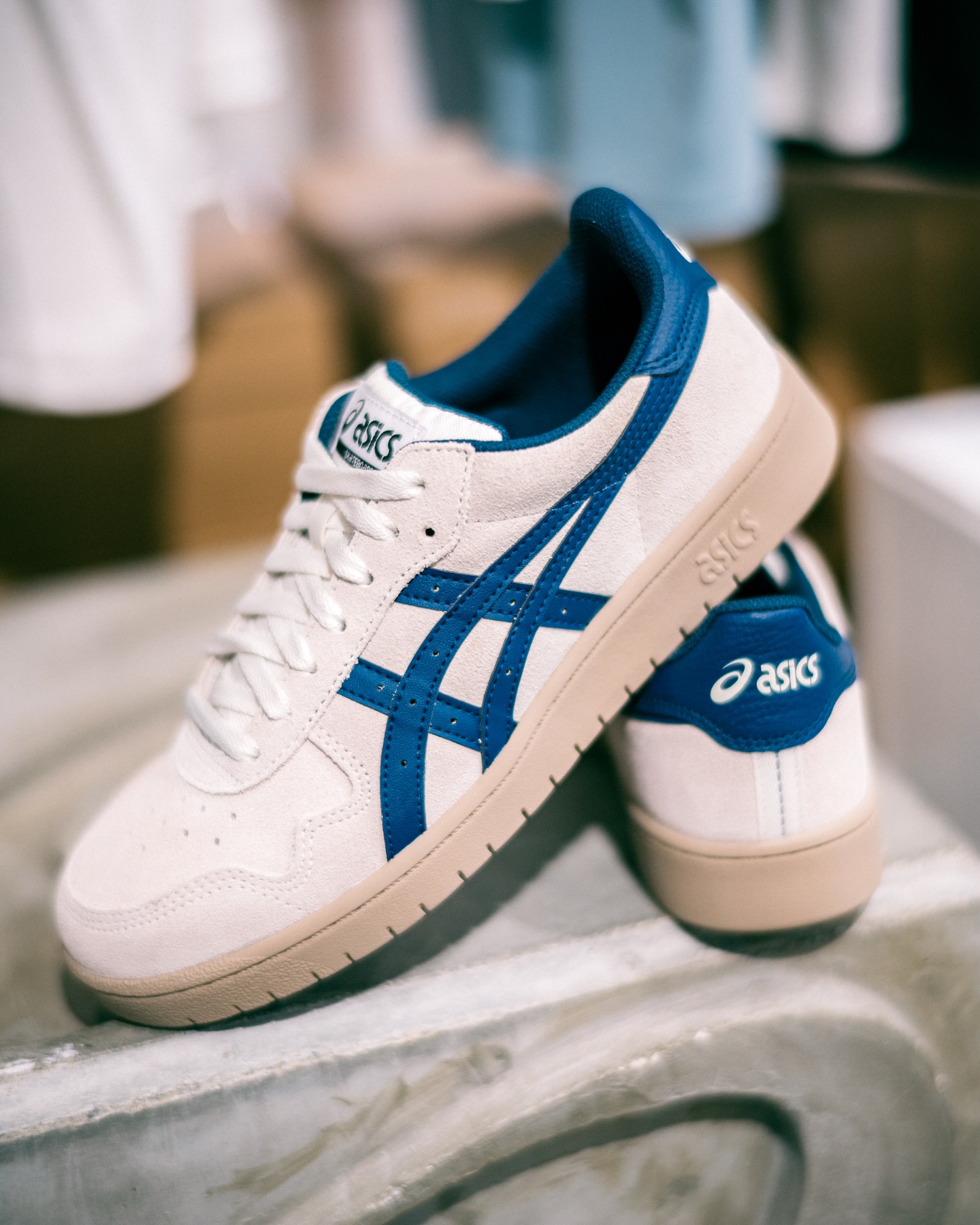 4月17日(金)発売asics skateboarding / JAPAN PRO1981年に誕生した「FABRE JAPAN S」をベースに、スケートボード仕様へとアップデートされた「JAPAN PRO」に新色が登場。asicsが長年培ってきたスポーツシューズづくりの知見と、スケーターのリアルな声を掛け合わせて生まれた一足。ホワイトのスエードアッパーにディープブルーのアシックスストライプが映える、春夏にぴったりの爽やかなカラーリング。クラシックなバスケットシューズのムードはそのままに、現代のスケートスタイルにフィットする機能性も搭載。間違いない一足です。※オンラインストアにて予約販売受付中です。@asics_skateboarding@asics_sportstyle_jp#asics#asicsskateboarding#japanpro#instantskateshop#instantskateboards