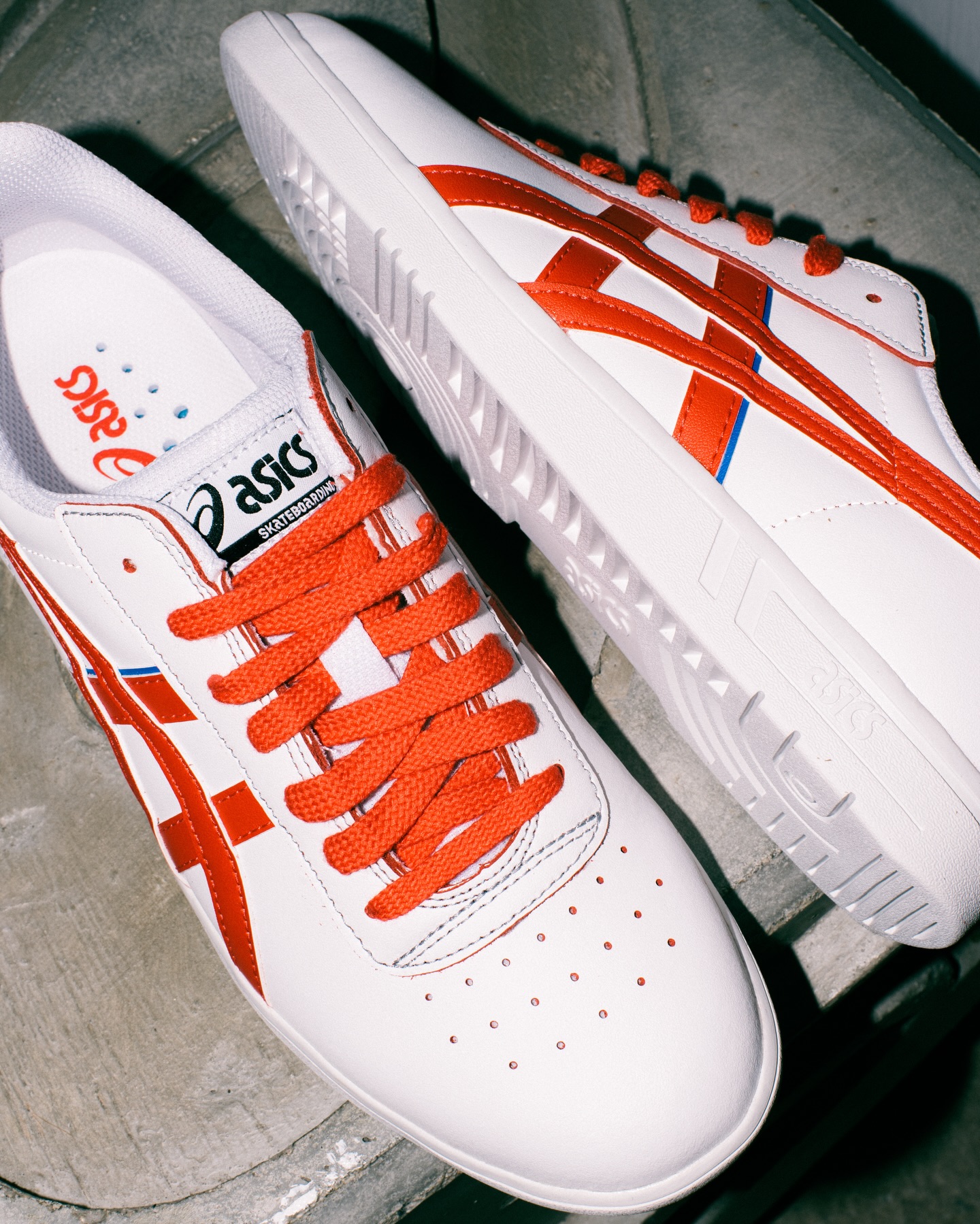 4月17日(金)発売asics skateboarding / GEL-VICKKA PRO1970年代のVICKKAトレーニングシューズをベースに、スケートボード仕様へ進化した「GEL-VICKKA PRO」の新色が登場。薄型カップソールが驚異的なボードフィールを実現し、フリック性能と操作性を向上。さらに、ヒールのGELテクノロジーが衝撃を吸収し、快適な履き心地を提供。ホワイトレザーのクリーンなアッパーに、レッドのアシックスストライプとシューレース、さりげなく覗くブルーのライン。asicsらしいトリコロールの配色が、クラシックなムードを一層引き立てる一足です。※オンラインストアにて予約販売受付中です。@asics_skateboarding@asics_sportstyle_jp#asics#asicsskateboarding#vickkapro#instantskateshop#instantskateboards