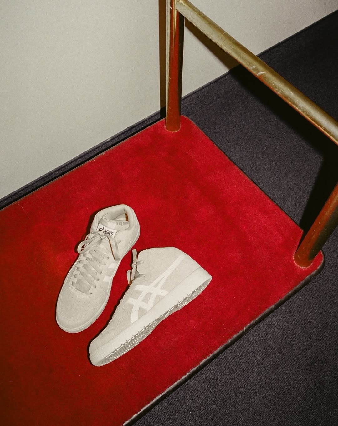 4月17日(金)発売asics skatebording / JAPAN PRO MTJAPAN PROをベースに、ミッドカット仕様へと進化した「JAPAN PRO MT」の新色。くるぶし周りのホールド感を高めながらも、足首の可動域をしっかり確保した絶妙な設計が魅力です。アグレッシブなライディングにも対応するタフな構造で、スケートを力強くサポートします。フェザーグレーのアッパーに、クリームのアシックスストライプが映える、クラシックで洗練されたデザイン。シンプルながら、どんなスタイルにも合わせやすい一足です。※オンラインストアにて予約販売受付中です。@asics_skateboarding@asics_sportstyle_jp#asicsskateboarding#japanpro#japanpromt#instantskateshop#instantskateboards