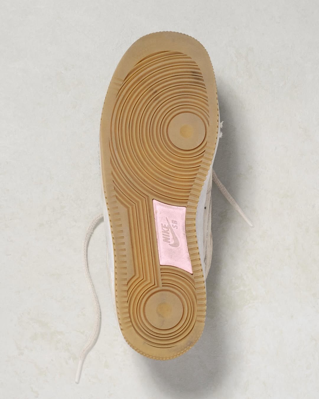 @nikesb Nike SB Air Force 1 “Light Orewood Brown”2002年の始動以来、スケートカルチャーとともに歩んできたNike SB。その新たな章を刻む一足として、名作Air Force 1をスケート仕様に再構築した「Nike SB Air Force 1」が発売。Nike SBチームライダーたちのフィードバックから生まれた、箱から出してすぐに滑れる一足。クラシックなスタイルはそのままに、スケーターのための機能をすみずみまで詰め込んだ、Air Force 1に仕上がっています。__________※事前抽選は終了しています。@nikesb@nikesbdojo#nikesb#af1#instantskateshop#instantskateboards