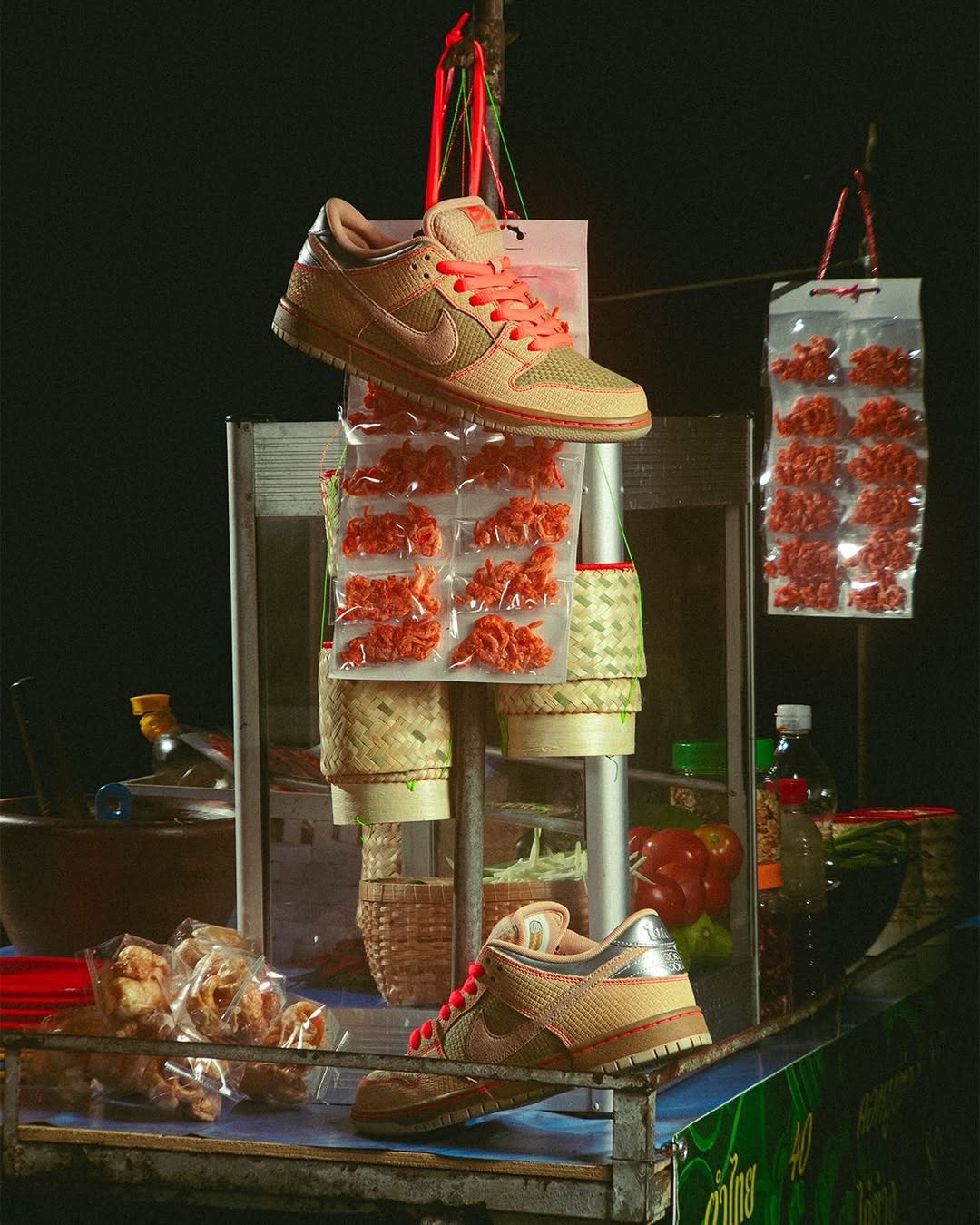 4月25日(土)Nike SB Dunk Low Pro "Songkran"タイの屋台でおなじみの青パパイヤサラダ"ソムタム"をテーマにした、Nike SB Dunkが登場。もち米を蒸す竹かごの編み目を思わせるウーブンテクスチャーのアッパーに、アーシーなベージュとタンのスエードを重ねた温かみのある配色。オレンジのステッチとシューレースがソムタムのスパイシーさを添え、ヒールにはタイ文字でNikeが刻まれたシルバーのディテールが光ります。タン裏にはソムタムとライスバスケットの刺繍、インソールにはジャスミンライスのグラフィック、その下にはロータスフラワーが隠されるなど、タイのカルチャーがすみずみまで詰まった一足です。販売方法の詳細はプロフィールリンク先のブログをご確認ください。※販売足数・入荷サイズ・発売前のご予約など、販売に関する個別のお問い合わせはご遠慮ください。※no overseas shipment.@nikesb@nikesbdojo#nikesb#instantskateshop#instantskateboards