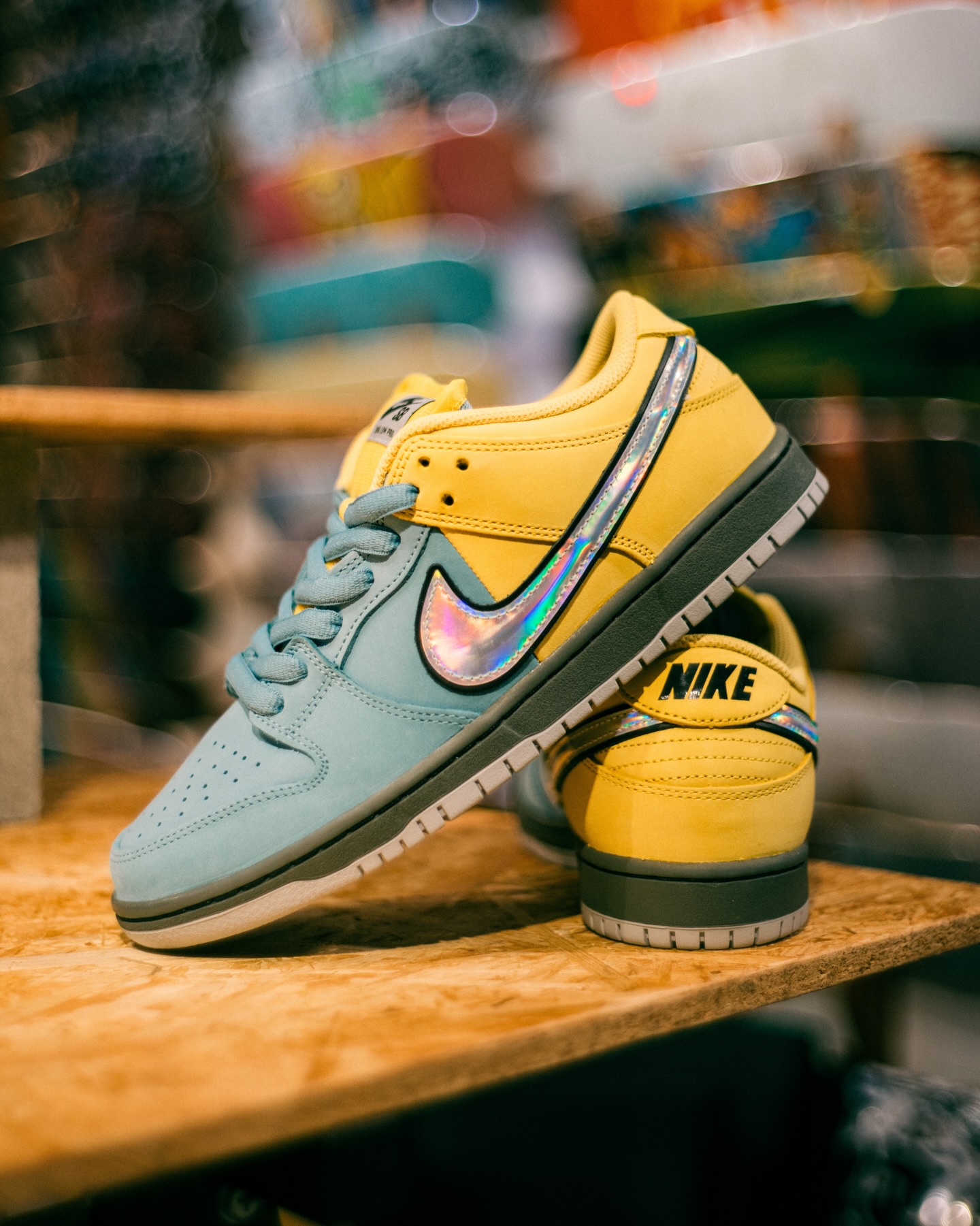 5月1日(金)発売Nike SB Dunk Low "Muni Fast Pass"サンフランシスコの公共交通機関「Muni」で使われていた定期パス"Fast Pass"に着想を得たDunkの第二弾となるカラーが登場。アップダウンの激しいサンフランシスコの街で、Muniはスケーターをスポットへと運ぶ相棒のような存在。サンフランシスコとスケートカルチャーの関係性を一足に落とし込んだ、Muni Dunk。アッパーは当時のパスを想起させるスプリット配色で、LightningとDenim Turquoiseのヌバックを贅沢に使用。パスのホログラムストリップを彷彿とさせるクロームのスウッシュが、細部までコンセプトを貫いています。インソールにはゴールデンゲートブリッジのグラフィック。細部までストーリーが盛り込まれた一足です。__________販売方法の詳細はプロフィールリンク先のブログをご確認ください。※販売足数・入荷サイズ・発売前のご予約など、販売に関する個別のお問い合わせはご遠慮ください。※no overseas shipment.@nikesb@nikesbdojo#nikesb#munifastpass#instantskateboards#instantskateshop