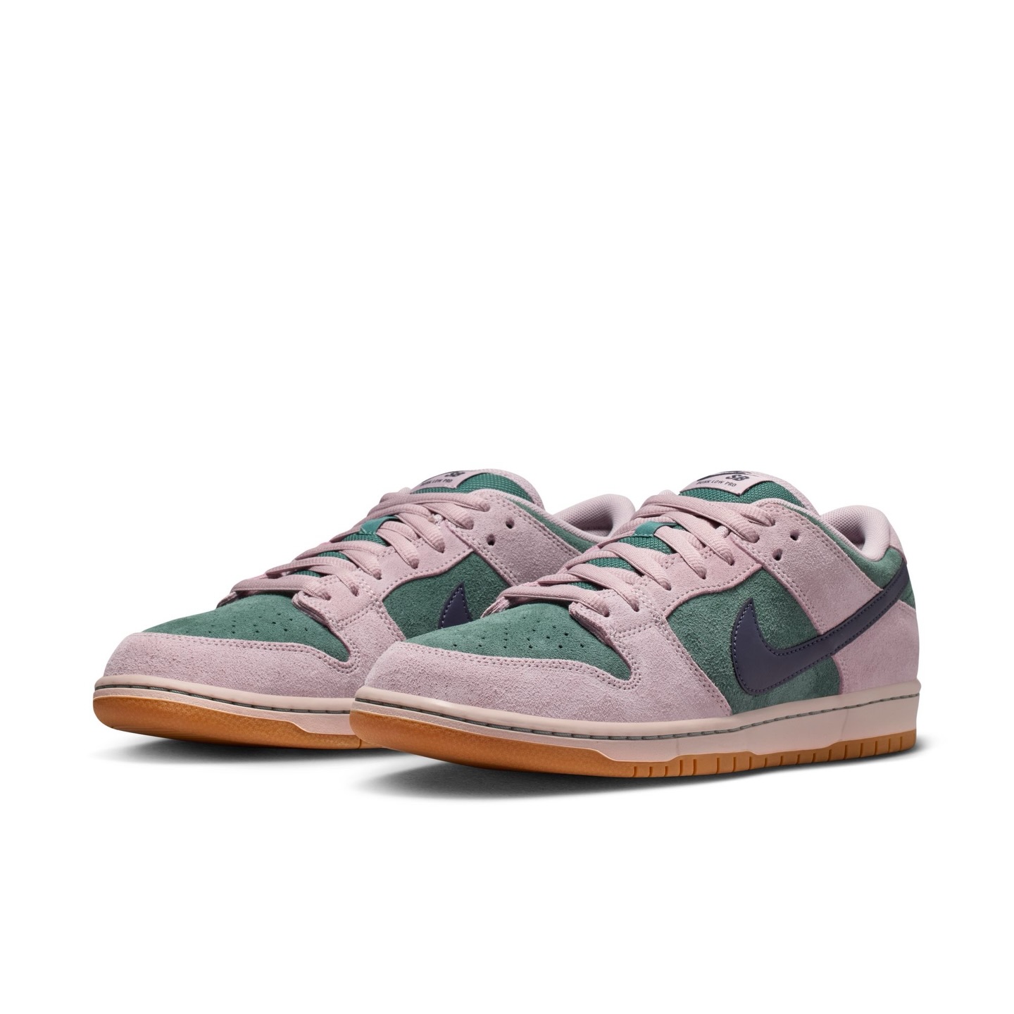 4月21日(火)発売Nike SB Dunk Low Pro “Mineral Slate”素材の質感とカラーパレットが魅力的な、Nike SB Dunkの新色”Mineral Slate”が登場。ブルーグリーンのスエードアッパーに、パーティクルローズのオーバーレイを重ねた穏やかな配色。ダークレーズンのスウッシュとヒール刺繍が深みのあるトーンで全体を引き締め、ガムアウトソールがSBらしい無骨さを添えています。どんなスタイルにもすっと馴染む懐の深さで、ヘビーローテーションしたくなる一足。________販売方法の詳細はプロフィールリンク先のブログをご確認ください。※販売足数・入荷サイズ・発売前のご予約など、販売に関する個別のお問い合わせはご遠慮ください。※no overseas shipment.@nikesb@nikesbdojo#nikesb#instantskateshop#instantskateboards