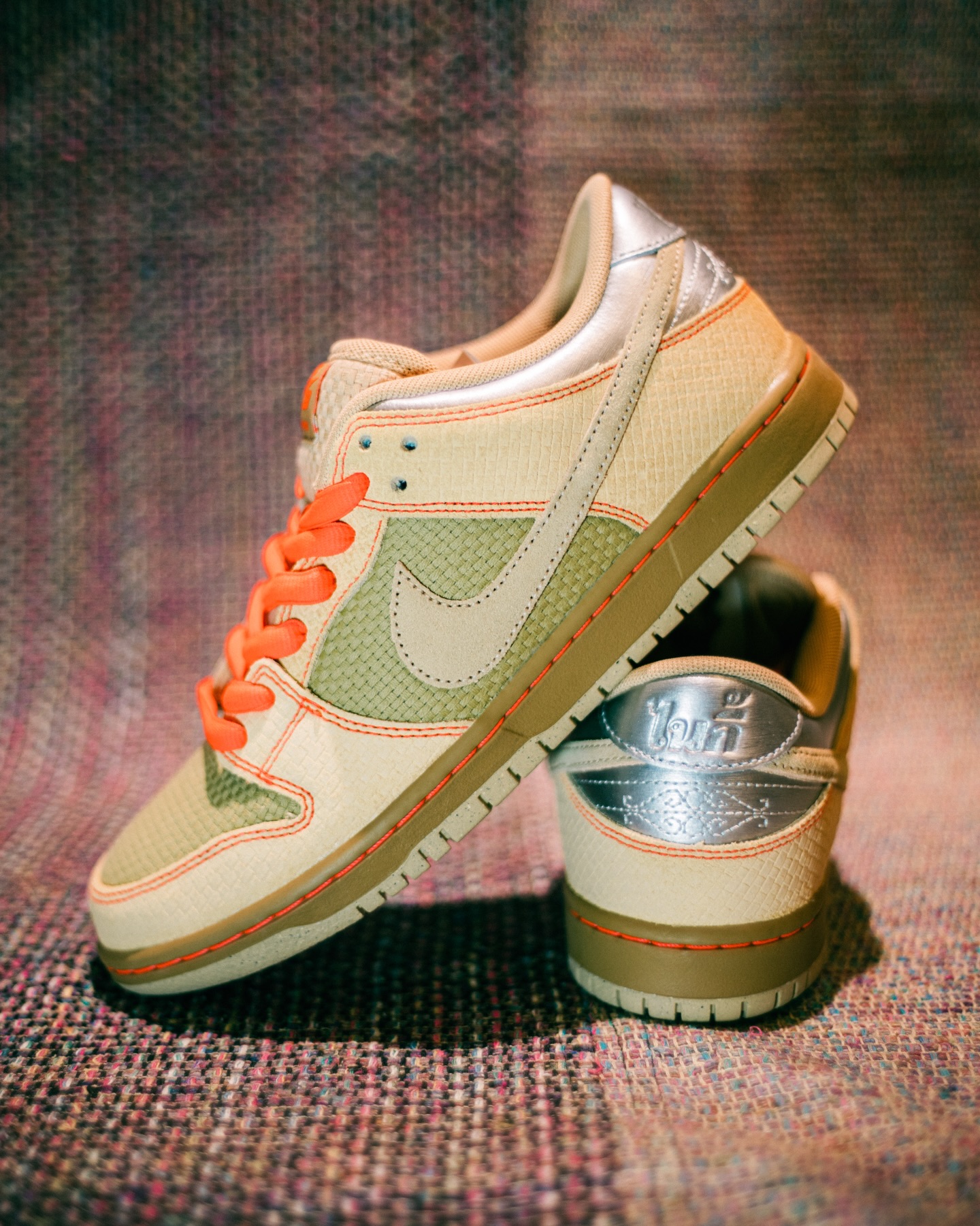 @nikesbNike SB Dunk Low Pro "Songkran"タイの屋台でおなじみの青パパイヤサラダ"ソムタム"をテーマにした、Nike SB Dunkが発売。もち米を蒸す竹かごの編み目を思わせるウーブンテクスチャーのアッパーに、アーシーなベージュとタンのスエードを重ねた温かみのある配色。オレンジのステッチとシューレースがソムタムのスパイシーさを添え、ヒールにはタイ文字でNikeが刻まれたシルバーのディテールが光ります。タン裏にはソムタムとライスバスケットの刺繍、インソールにはジャスミンライスのグラフィック、その下にはロータスフラワーが隠されるなど、タイのカルチャーがすみずみまで詰まった一足です。________※本日よりオンラインストアと店舗にて一般販売も開始いたします。@nikesb@nikesbdojo#nikesb#instantskateshop#instantskateboards