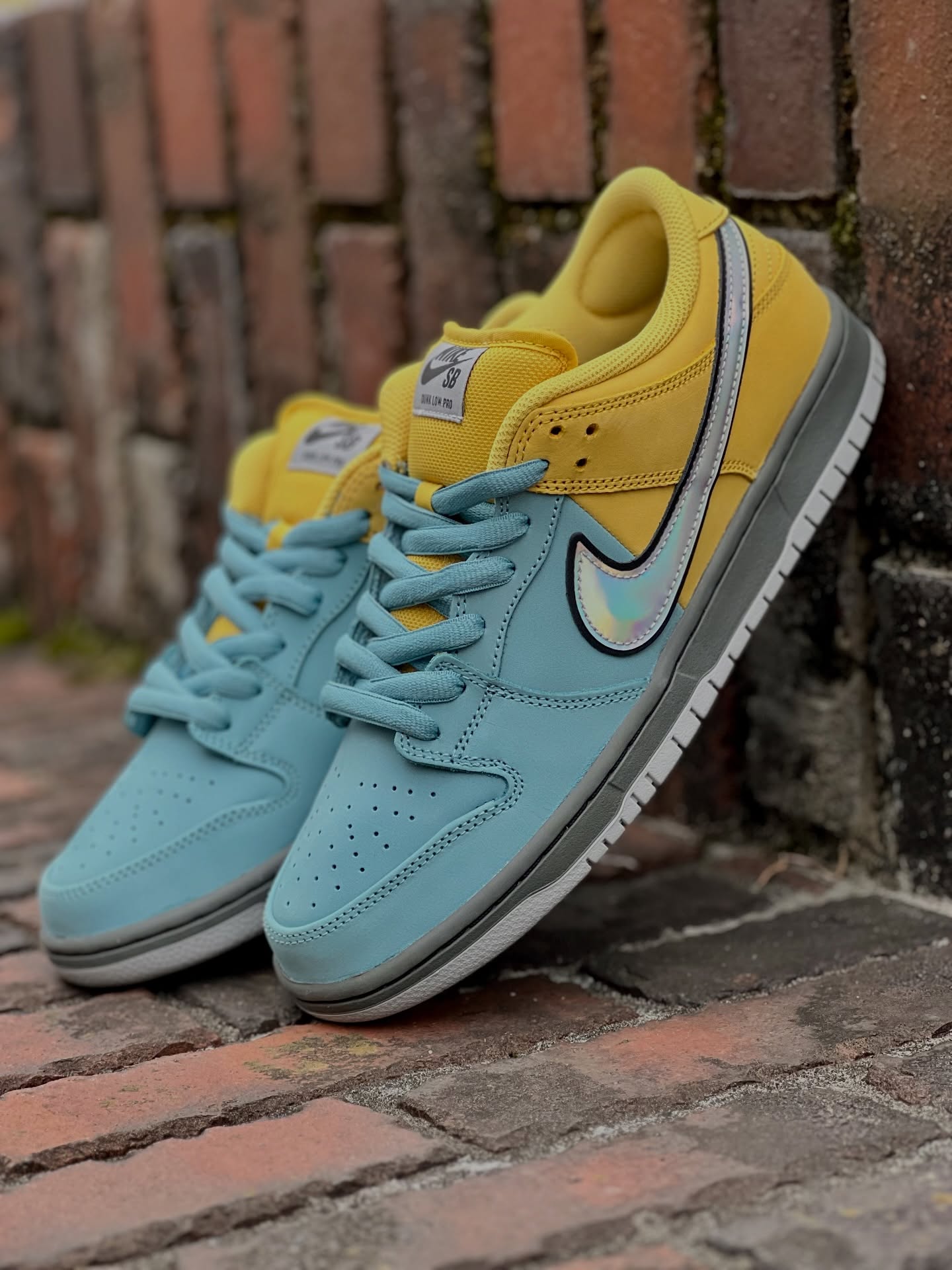 @nikesbNike SB Dunk Low "Muni Fast Pass"サンフランシスコの公共交通機関「Muni」で使われていた定期パス"Fast Pass"に着想を得たDunkの第二弾となるカラーが発売。アップダウンの激しいサンフランシスコの街で、Muniはスケーターをスポットへと運ぶ相棒のような存在。サンフランシスコとスケートカルチャーの関係性を一足に落とし込んだ、Muni Dunk。アッパーは当時のパスを想起させるスプリット配色で、LightningとDenim Turquoiseのヌバックを贅沢に使用。パスのホログラムストリップを彷彿とさせるクロームのスウッシュが、細部までコンセプトを貫いています。インソールにはゴールデンゲートブリッジのグラフィック。細部までストーリーが盛り込まれた一足です。__________※本日よりオンラインストアと店舗にて一般販売も開始いたします。@nikesb@nikesbdojo#nikesb#munifastpass#instantskateboards#instantskateshop