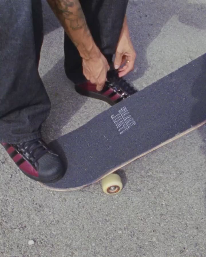 @adidasskateboarding adidas skateboarding / SUPERSTAR ADV X MARCOS MONTOYAスケート向けに再解釈したレトロ調シューズ。スーパースター ADV × マルコス・モントーヤで、伝説的スケーターのフレッシュなスタイルを体現。スポーツに根ざし、スケート用に再解釈されたこのクラシックシューズは、現代のスケーターに応える技術とデザインのアップデートを施しつつ、オリジナルのスーパースターのルックスを再現。#adidas#adidasskateboarding #instantskateshop #instantskateboards