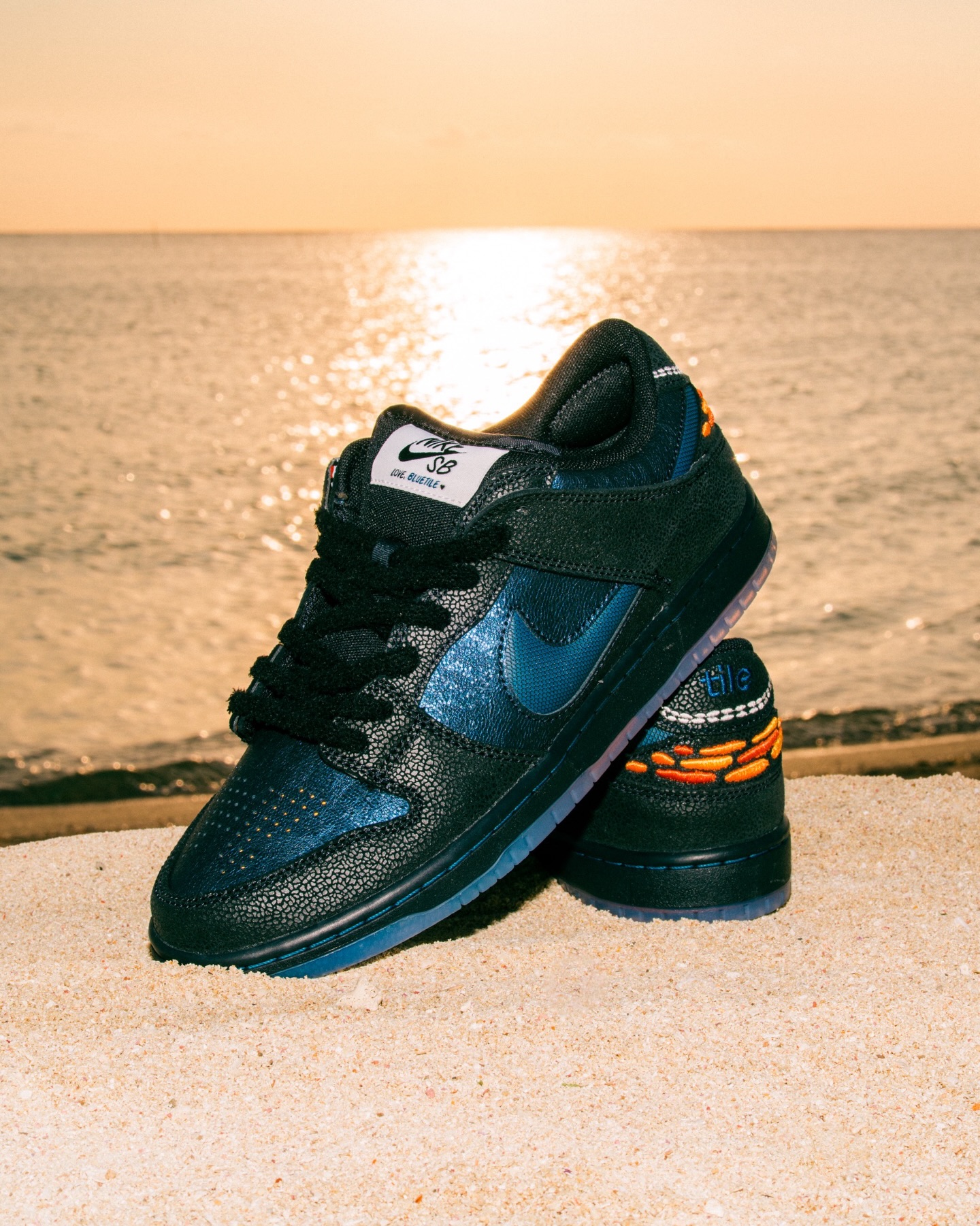5月10日(日)発売Bluetile x Nike SB Dunk Low “Monarch Butterfly”サウスカロライナ州を拠点とする老舗スケートショップ「Bluetile Skateboards」とNike SBの初となるコラボDunkが登場。モチーフは、長距離を旅するモナーク蝶（オオカバマダラ）。「居場所を求めて旅する」というその姿に、メキシコから渡ってきた移民の物語を重ねた一足。Bluetileのスタッフ Irving Juarezがメキシコ・ベラクルスからアメリカへ渡った自身の経験が、デザインの核となっています。アッパーには蝶の羽を思わせるパーフォレーションを施したメタリックネイビーのクラックドレザーと、履き込むほどに表情を変えるスエードを贅沢に使用。ヒールには「blue」と「tile」の刺繍が左右に分かれて配され、タンには「All The Best」「Love, Bluetile」のメッセージが。インソールやZoom Airバッグの裏側にまで蝶のモチーフを忍ばせた、細部までストーリーが宿る一足です。_________販売方法の詳細はプロフィールリンク先のブログをご確認ください。※販売足数・入荷サイズ・発売前のご予約など、販売に関する個別のお問い合わせはご遠慮ください。※no overseas shipment.@nikesb@nikesbdojo@bluetilesc#nikesb#bluetile#monarchbutterfly#instantskateboards#instantskateshop