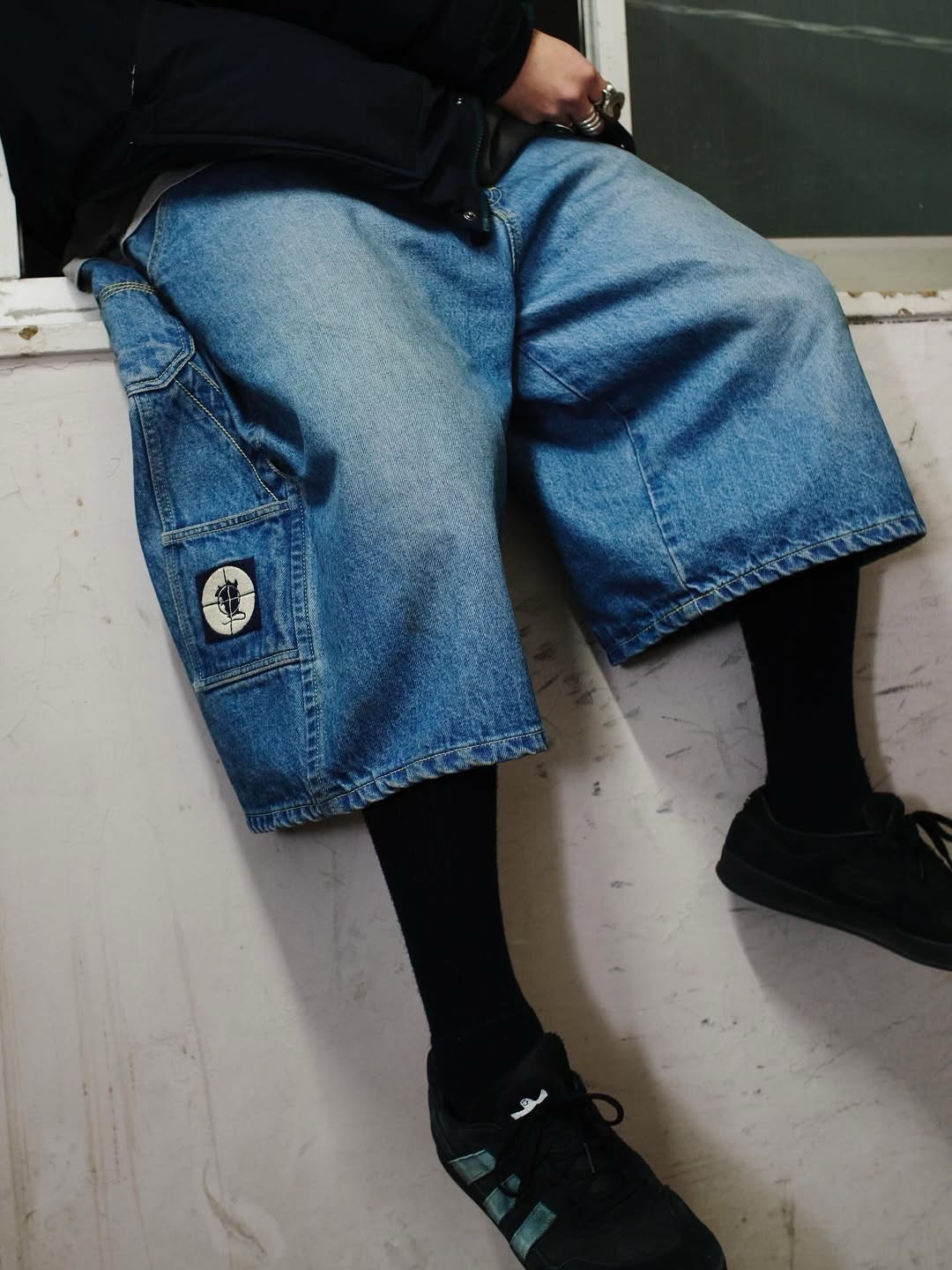 @nezumishoten 鼠商店｜RAT SHORTS INDIGOJapanese Super Rat”吉岡賢人”が手掛けるブランド「鼠商店」よりデニムショーツが入荷！一生大切にして頂ける物作りを目指し、一切妥協なしの一着を追求。純国産のインディゴロープ染色デニム（13.5oz）を贅沢に使用したデニムショーツ。しっかりとした生地感と奥行きのあるインディゴの表情が特徴で、穿き込むほどに美しいエイジングを楽しめる一本。素材、縫製、ディテール。そのすべてが調和した、国産デニムならではの完成度を体現するデニムショーツです。カラー：blueサイズ：one size（42インチ）ウエスト 96cm｜ワタリ 74cm｜股上 37cm｜股下 34cm｜総丈 69cm#鼠商店#instantskateshop #instantskateboards