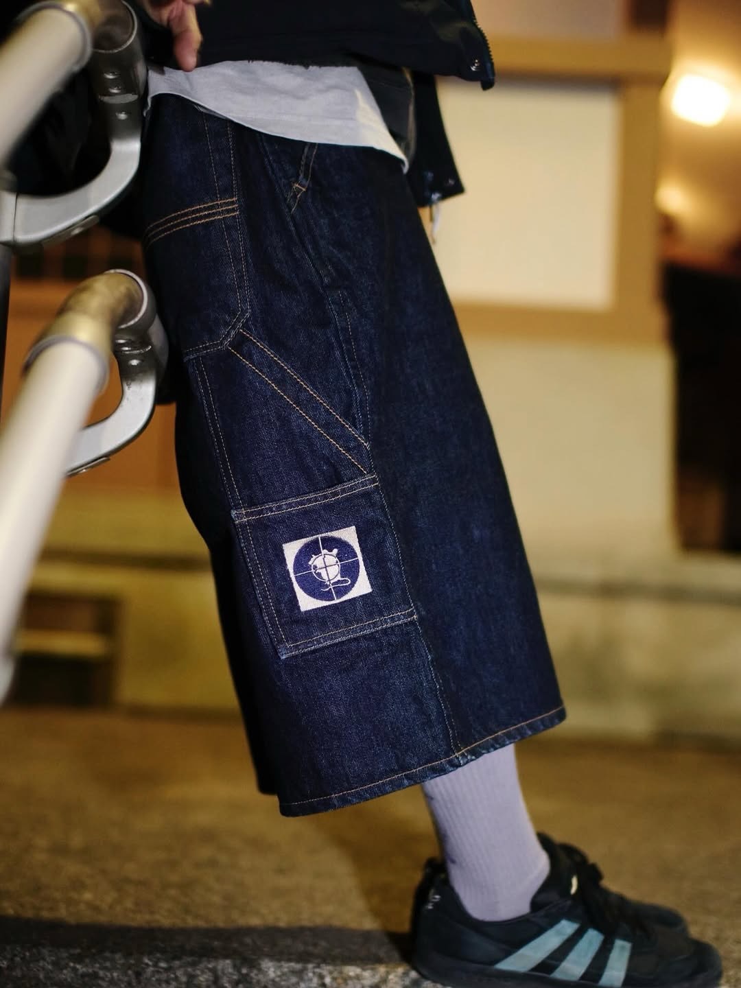 @nezumishoten 鼠商店｜RAT SHORTS INDIGOJapanese Super Rat”吉岡賢人”が手掛けるブランド「鼠商店」よりデニムショーツが入荷！一生大切にして頂ける物作りを目指し、一切妥協なしの一着を追求。純国産のインディゴロープ染色デニム（13.5oz）を贅沢に使用したデニムショーツ。しっかりとした生地感と奥行きのあるインディゴの表情が特徴で、穿き込むほどに美しいエイジングを楽しめる一本。素材、縫製、ディテール。そのすべてが調和した、国産デニムならではの完成度を体現するデニムショーツです。カラー：indigoサイズ：one size（42インチ）ウエスト 100cm｜ワタリ 77cm｜股上 38.5cm｜股下 36cm｜総丈 72cm #鼠商店#instantskateshop #instantskateboards