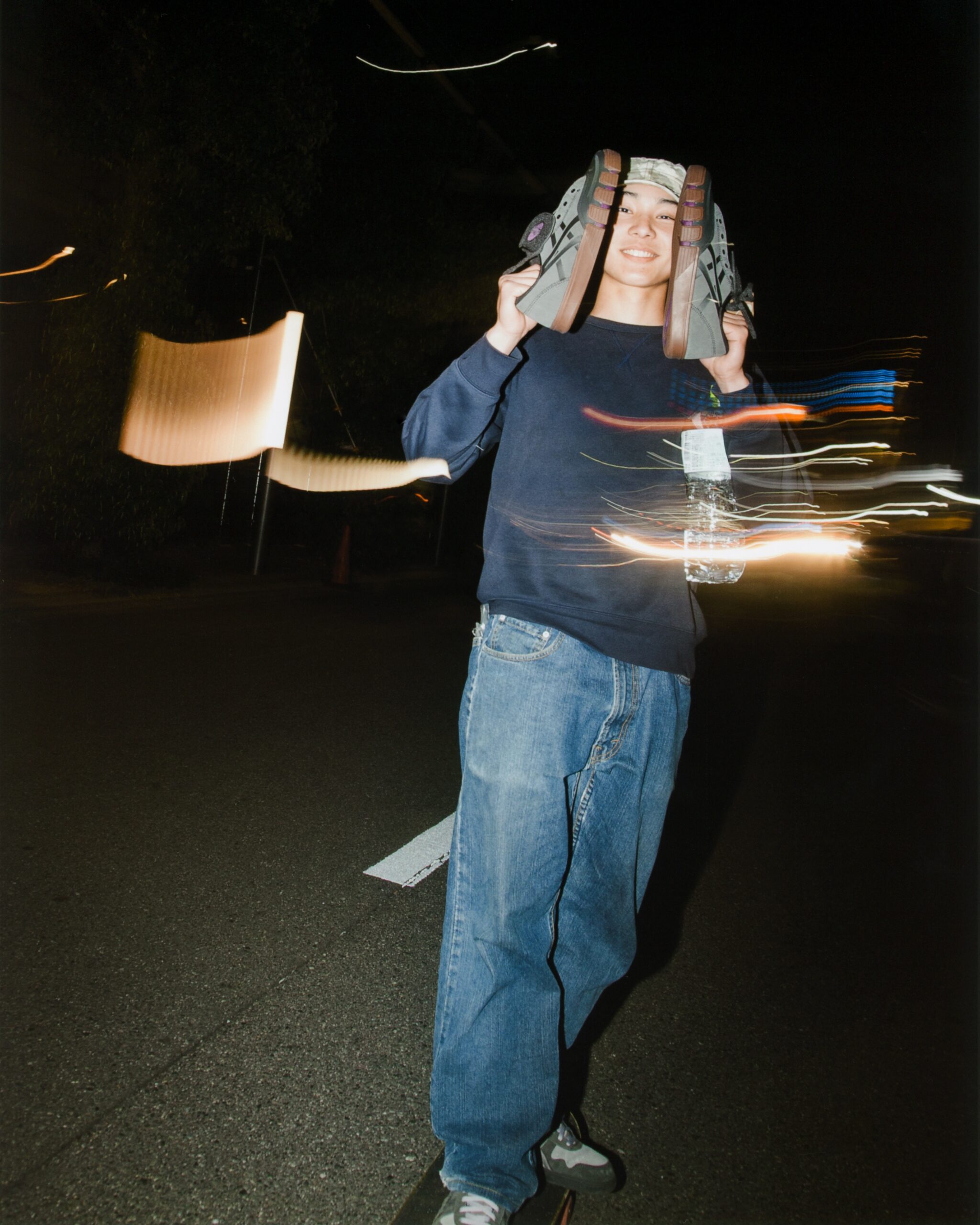 5月22日(金)発売asics skateboarding / LATE NITE STARS CollectionNYを拠点とする「LATE NITE STARS」がカラーリングを手がけた特別仕様のGEL-FLEXKEE PRO 2.0が登場。プロスケーターの意見を取り入れながら、アシックススポーツ工学研究所でスケートボード競技における選手の動きを分析し開発されたGEL-FLEXKEE PROの進化モデルです。選手のパフォーマンスを高いレベルで発揮できるよう、優れた機能性を備えているのがこのモデルの特徴です。ライディング中の前足部の細かい動きに追従するソール外側部のミゾ構造を継承しつつ、ファーストモデルよりも優れた屈曲性を実現。ボードへのグリップ力を高め、ボードヒットからつま先をしっかりと守ります。アイレットはプレー中の靴ひも切れを防ぐため、内側・外側の2通りのひも通し構造を採用。シュータンはトップのベロ部を折り返し構造にすることで、靴ひもの耐久性にも配慮しています。足首部分にはポリウレタンプリントを施し、ボードヒット時の耐久性を向上。かかと部にはヒールクリップの動きに対応するステッチを追加し、さらなる耐久性を確保しています。ソールのかかと部には中央から内側にかけて「GELテクノロジー」を搭載。着地時の衝撃を吸収しながら、ボード上でのバランスをとりやすい設計です。※オンラインストアにて予約販売受付中です。@asics_skateboarding@asics_sportstyle_jp@latenitestars#asics#asicsskateboarding#latenitestars#instantskateshop#instantskateboards